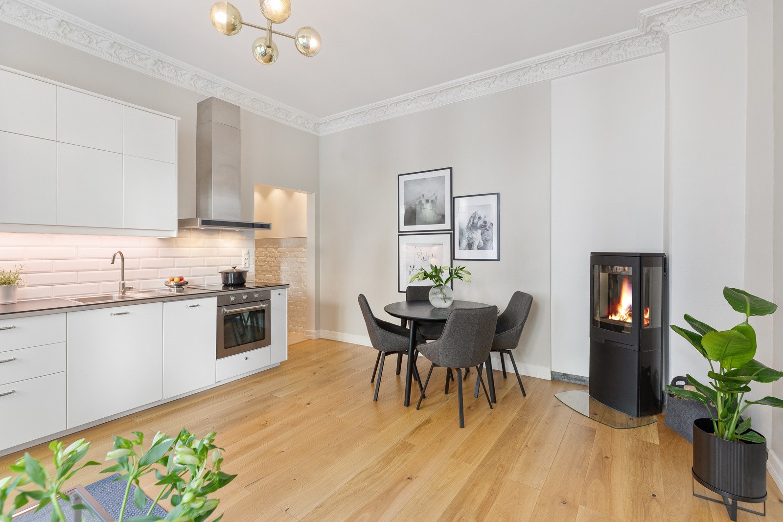 Rommet har en god atmosfære og har plass til stor sofagruppe, spisebord og tilhørende stuemøblement Galleribilde