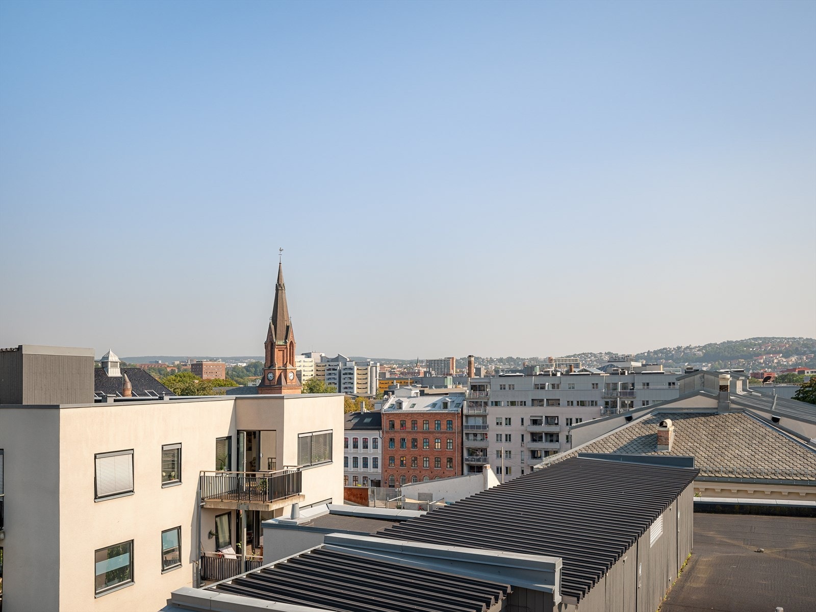 Sentral og attraktiv beliggenhet på Jess Carlsens gate 4 som kombinerer det beste av to verdener: nærhet til byens puls samtidig som området er rolig og tilbaketrukket. Galleribilde