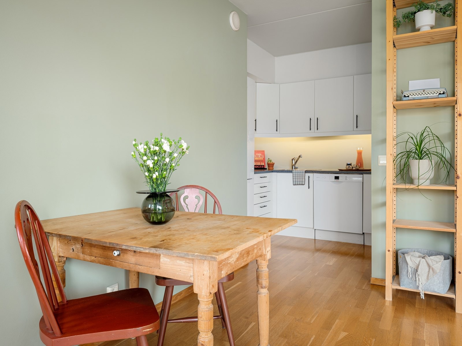 Her er det plass til et kjøkkenbord, som gir gode muligheter for trivelige frokoster og sammenkomster. Galleribilde