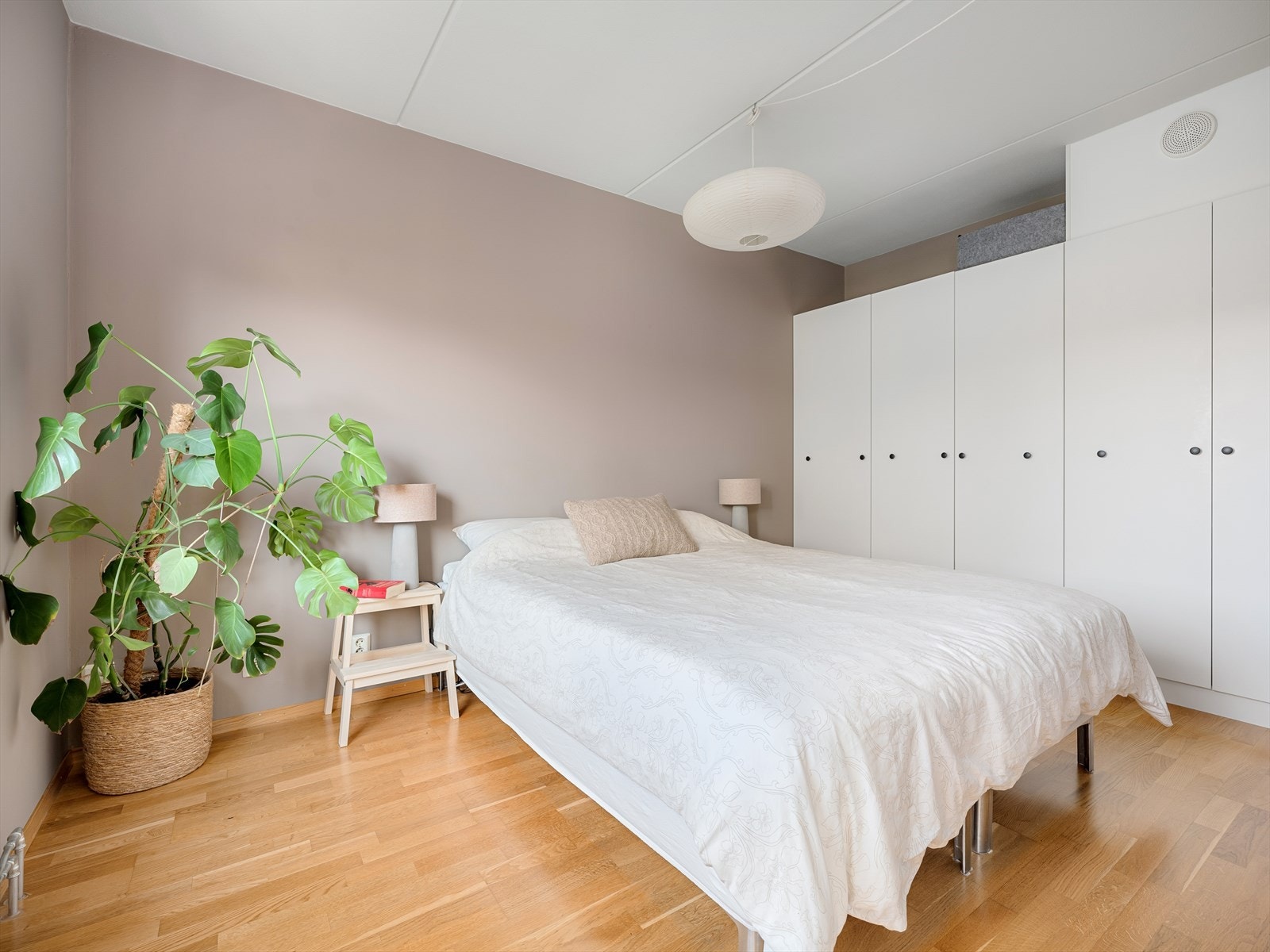 Soverommet er romslig og har godt med plass til dobbeltseng, garderobeskap og annet tilhørende møblement. Galleribilde
