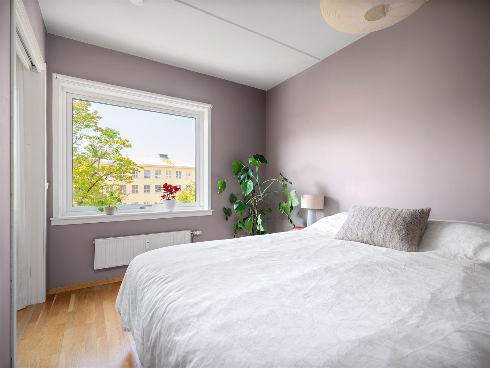 Stue og soverom er utstyrt med radiatorer som oppvarmingskilde. Galleribilde