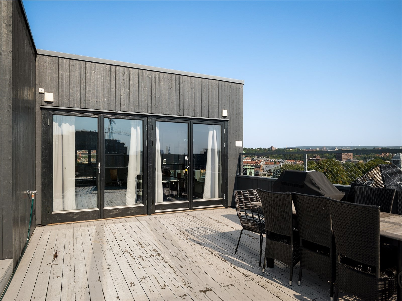 Terrassene ble oppgradert med nye møbler i 2022. Galleribilde