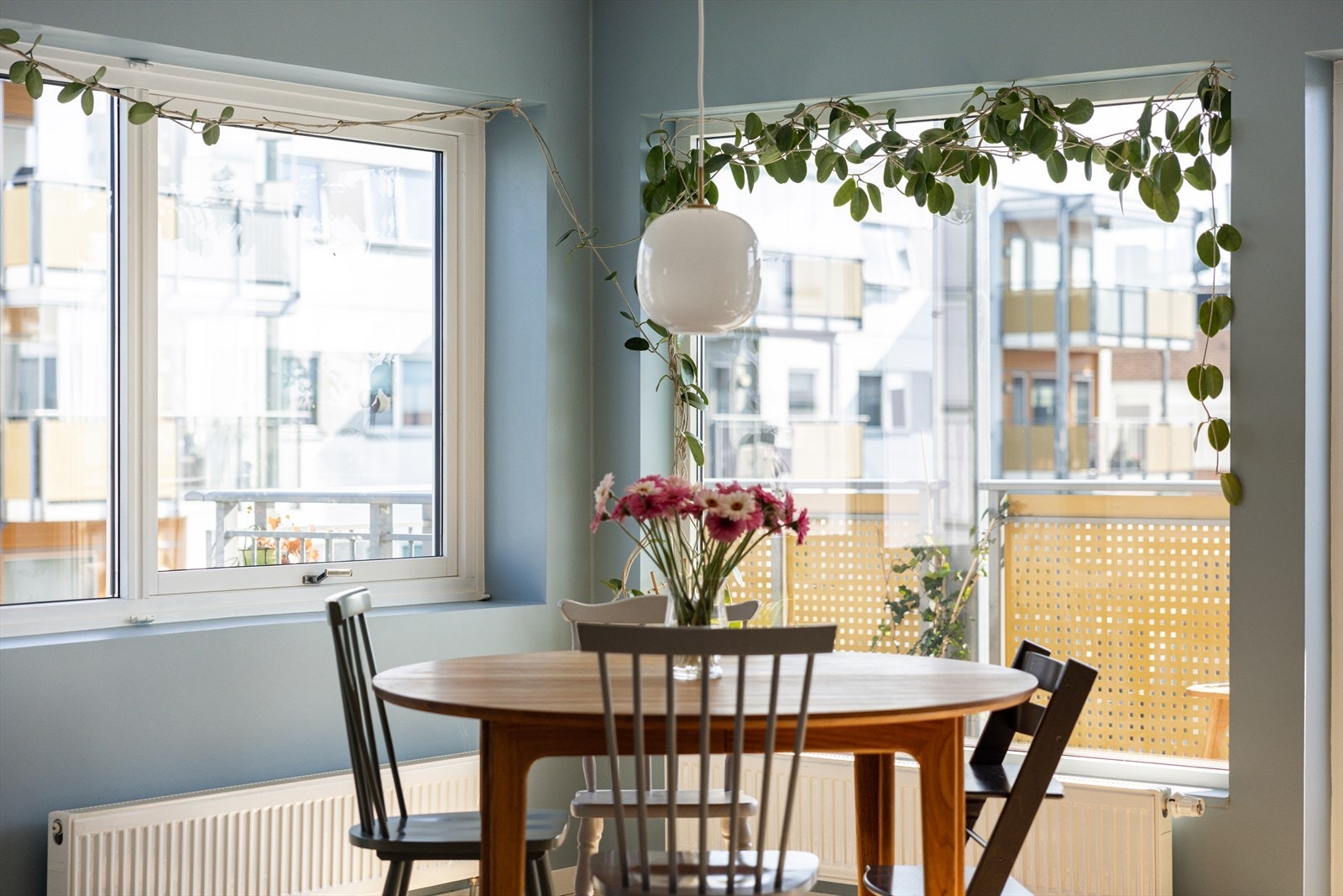 Hjørneleiligheten får MYE behagelig dagslys med vinduer på to sider! Galleribilde