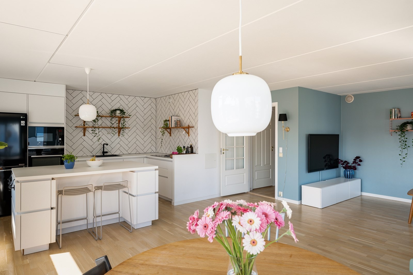 Boligen har en god planløsning med mulighet for å enten lage enda større stue og et mindre soverom, eller ekstra soverom, alt etter behov. Galleribilde