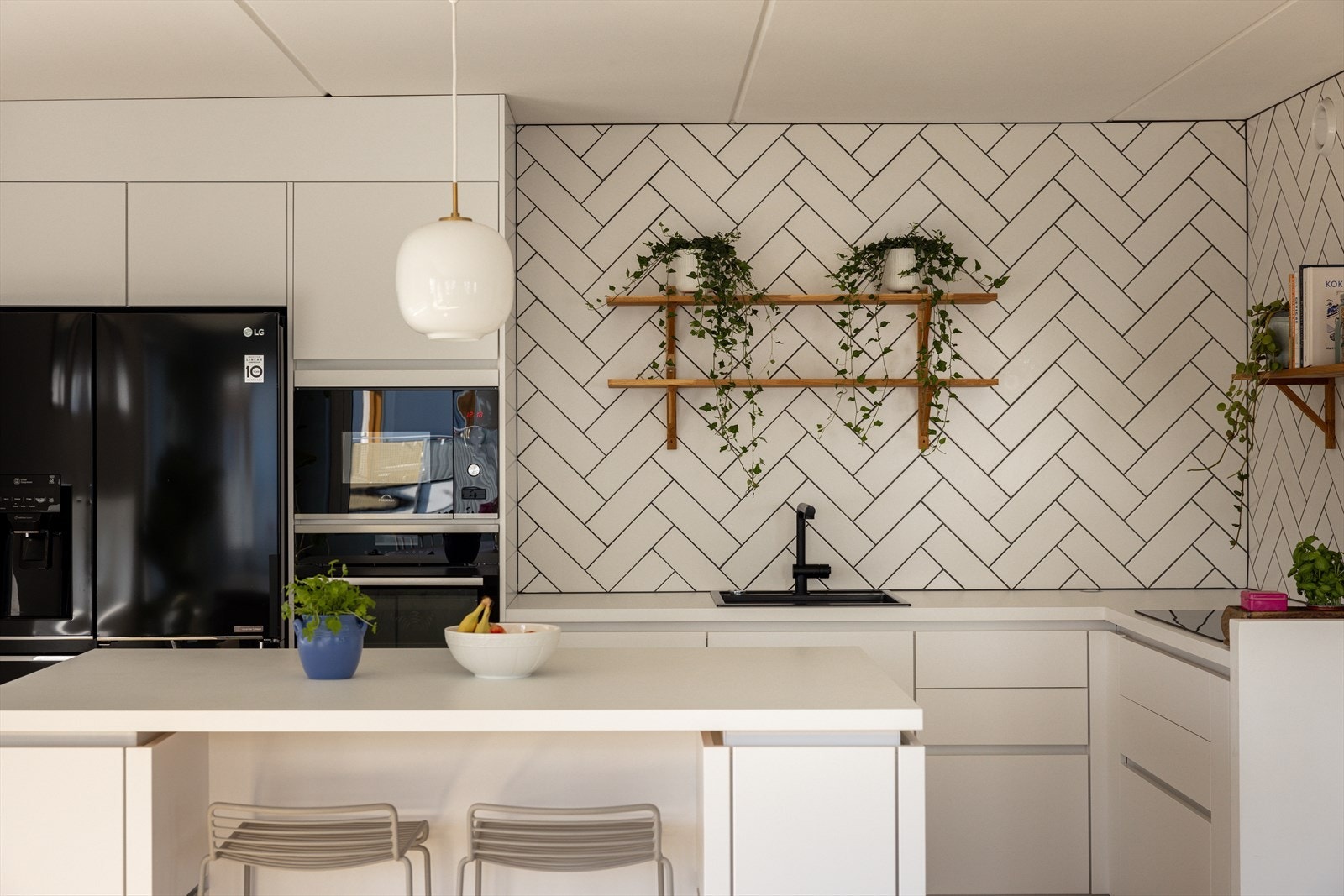 Her har du et komplett kjøkken med stort kjøl-/fryseskap, stekeovn, mikrobølgeovn, oppvaskmaskin og en delikat platetopp med integrert ventilator som både er pent og praktisk. Kjøkkenet er kjøpt på KEO på Skøyen som er kjent for kvalitetskjøkken! Galleribilde