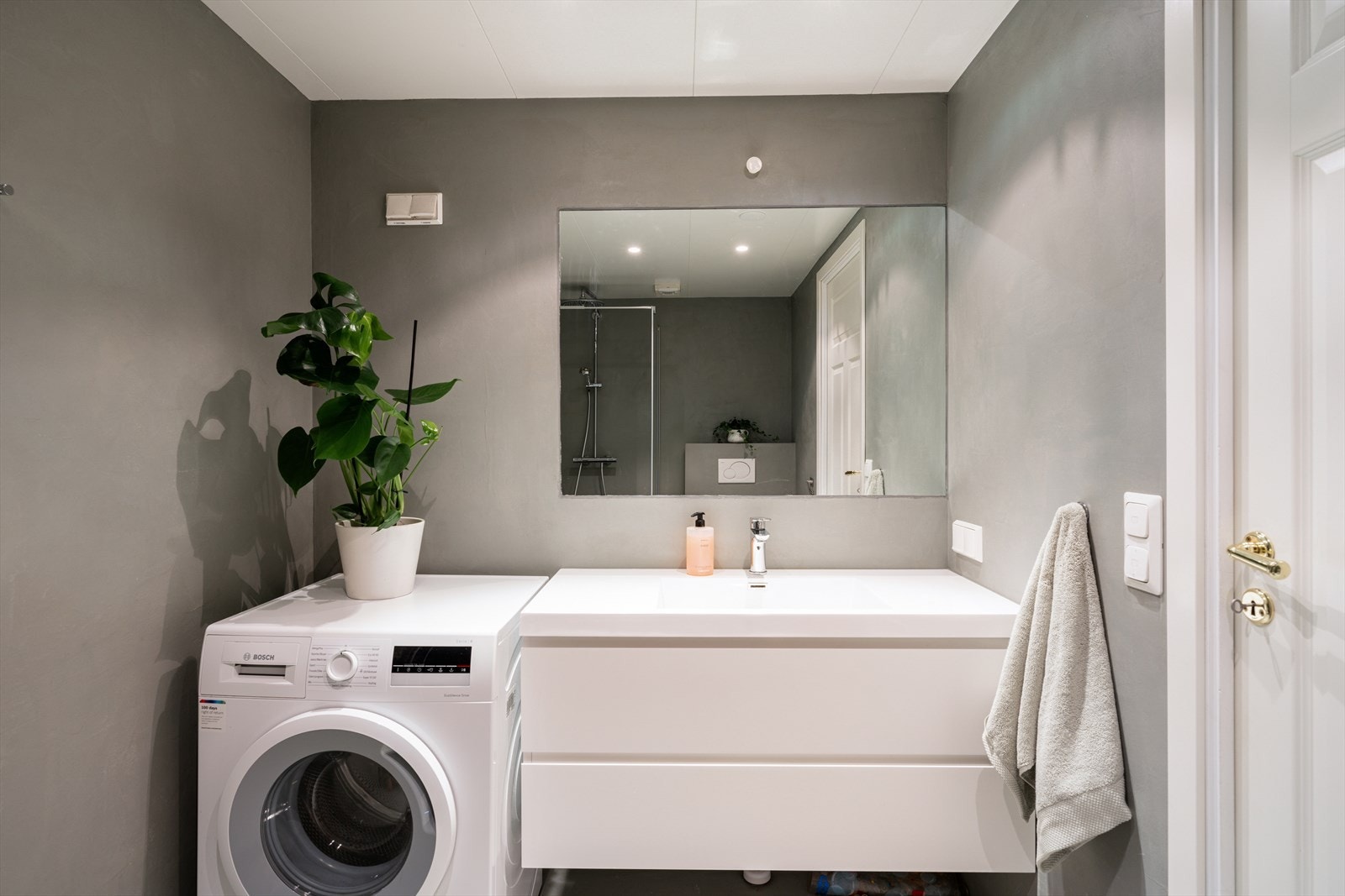 Boligen har to fullverdige baderom. Hovedbadet er delikat med mikrosement på vegg- og gulvflater som gir et stilfullt inntrykk. Galleribilde