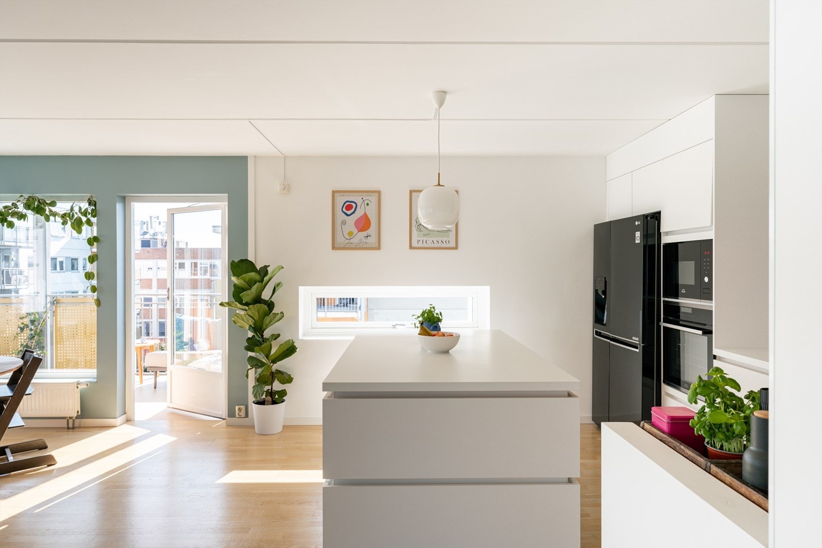 Selv om boligen har åpen stue- og kjøkkenløsning, har rommet en L-form som likevel gir følelsen av flere rom/soner. Galleribilde