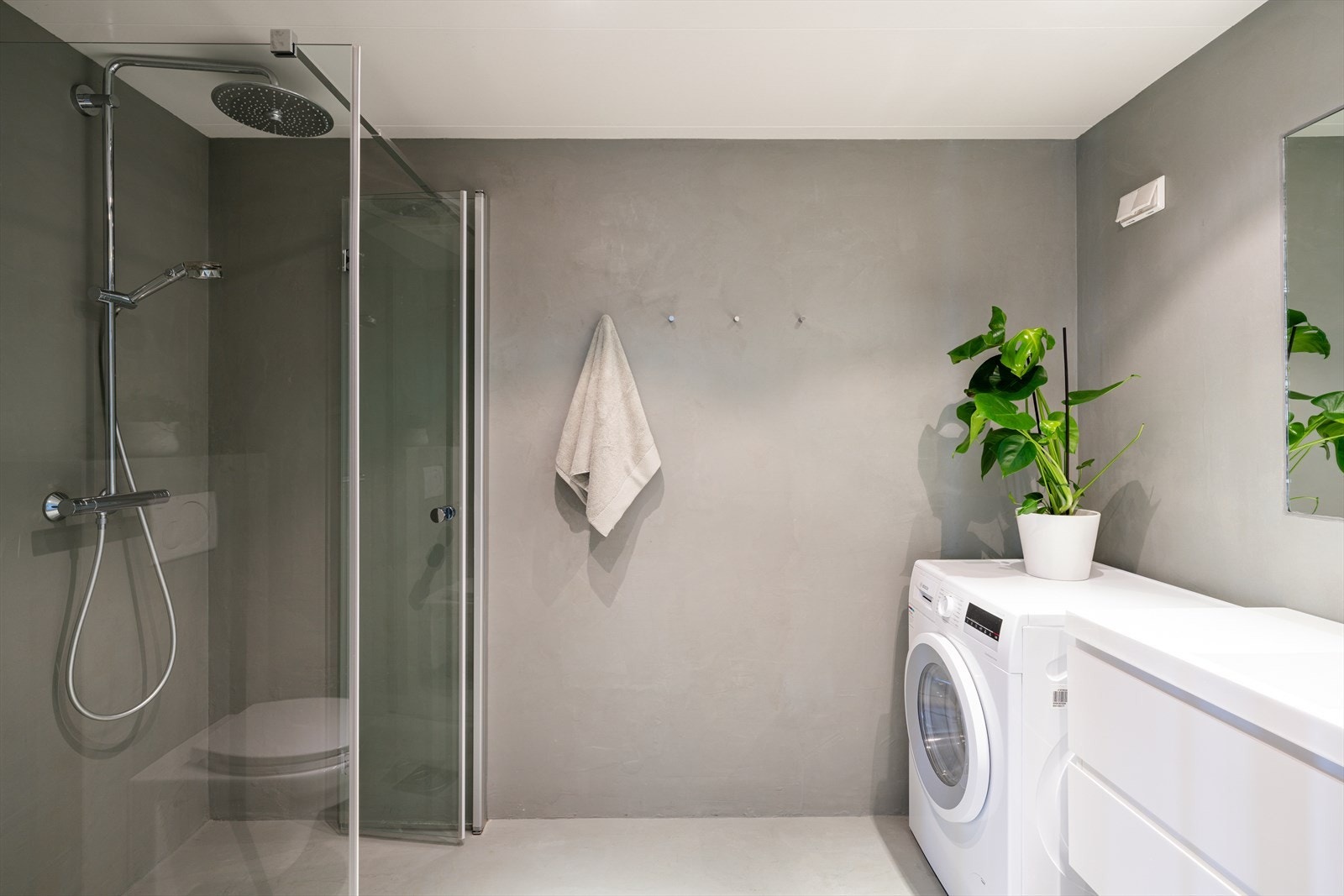 Det er montert downlights i taket og det er gulvvarme som gir en lun og behagelig atmosfære under morgen- og kveldstellet. Galleribilde