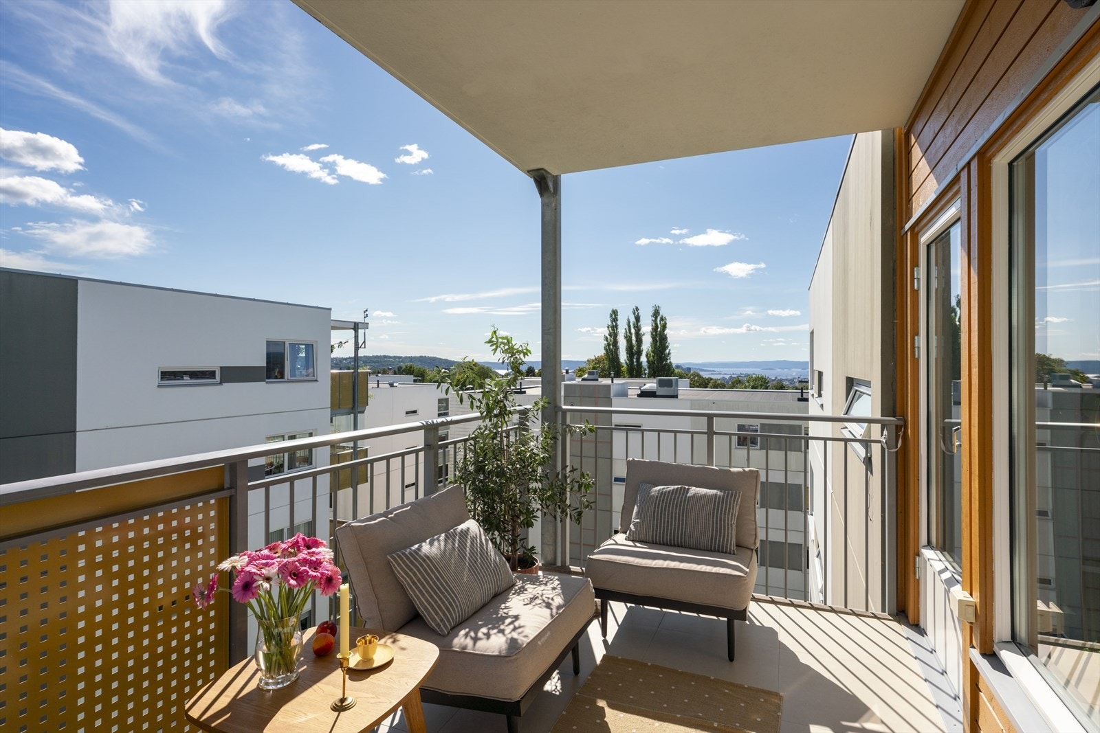 Boligen har en stor balkong på ca. 11 kvm med flott utsikt og fin/fri beliggenhet. Galleribilde