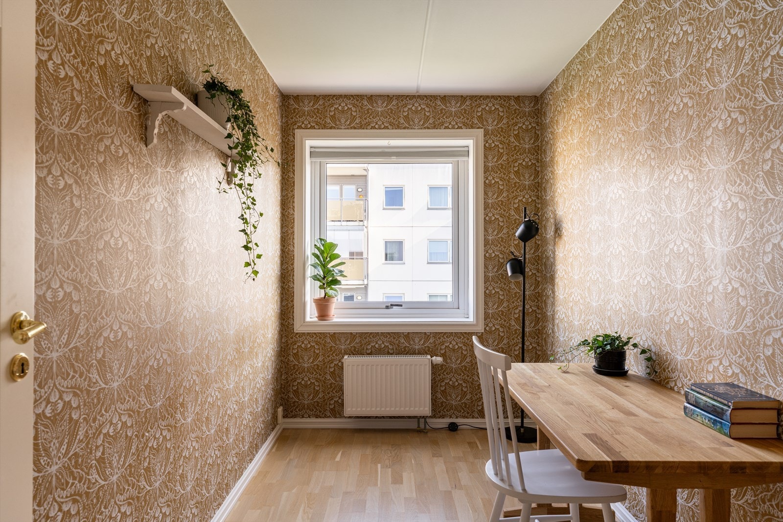 Soverom 2 blir benyttet som kontor og har god plass til både det og seng om ønsket. Galleribilde