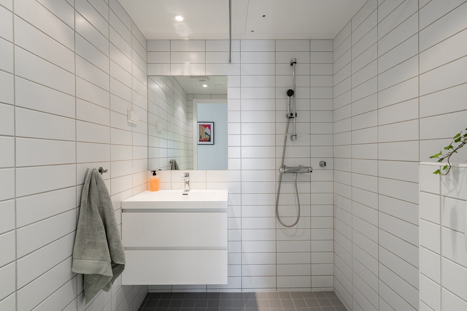 Baderom 2 er flislagt med god plass til oppbevaring i skuffer. Et perfekt bad 2 når du har gjester og/eller barn. Galleribilde