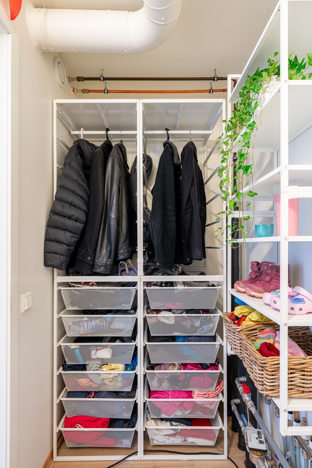 Den innvendige boden benyttes som walk-in-garderobe i dag og har god plass til støvsugeren og annen oppbevaring. Galleribilde