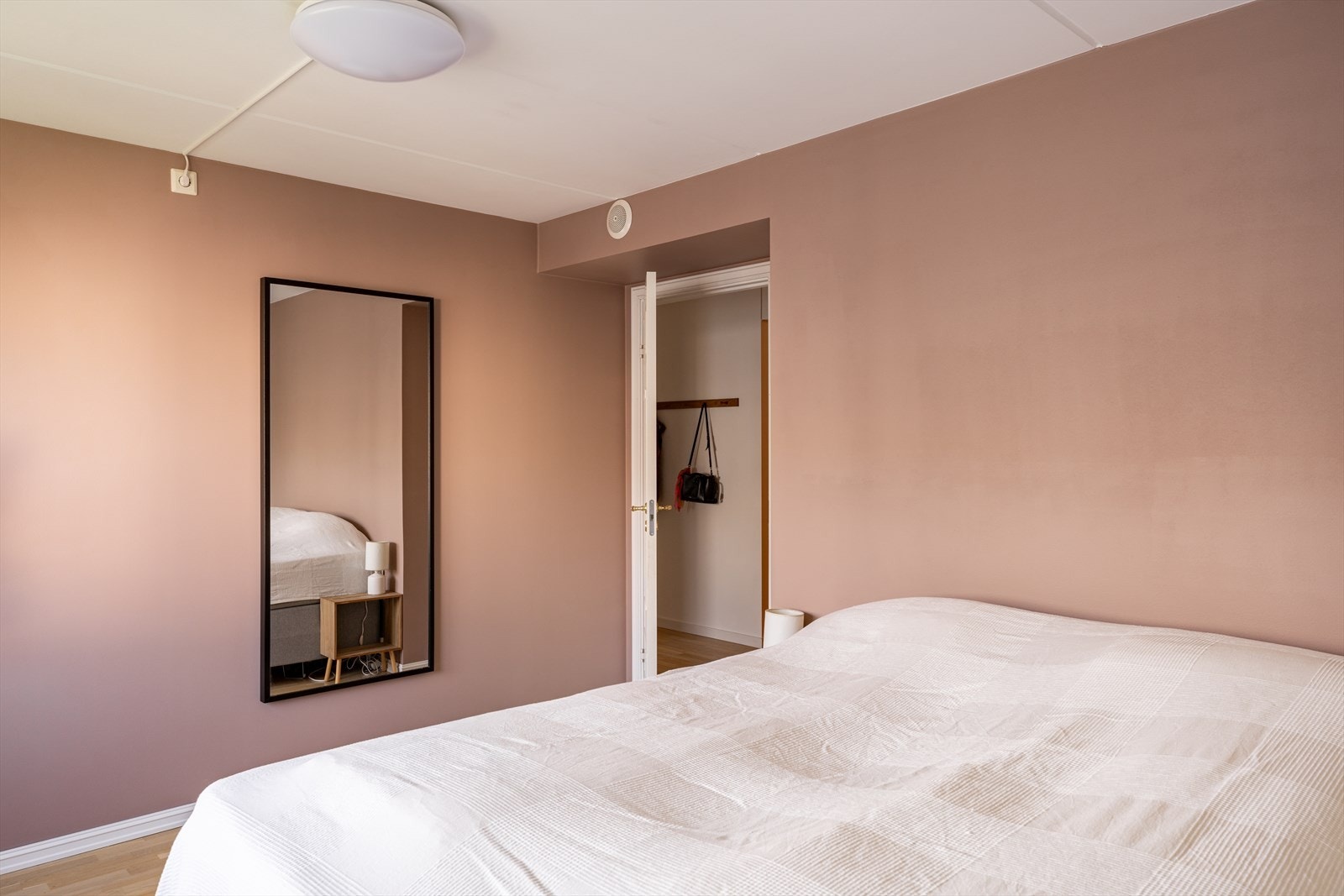 Rommet har også god plass til en sittebenk eller kommode langs den andre siden ved ønske. Galleribilde