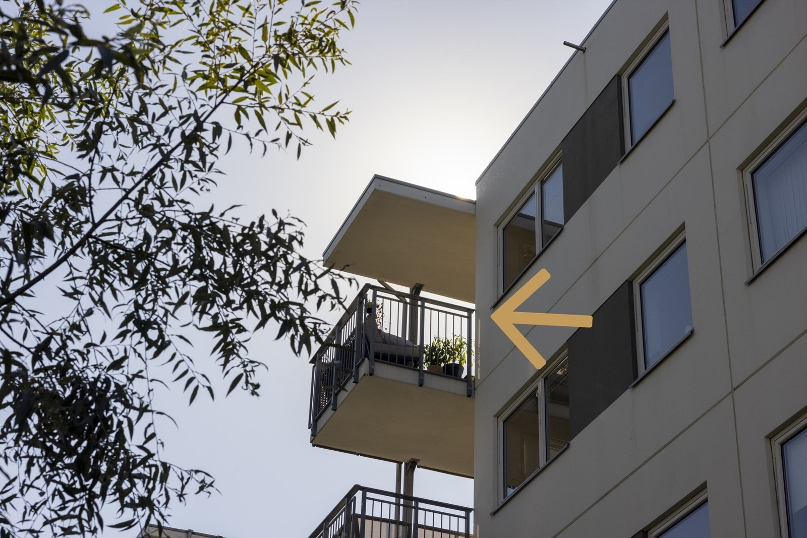 Dette er en rålekker og STOR 4-roms leilighet med flott utsikt og solrik balkong! Galleribilde