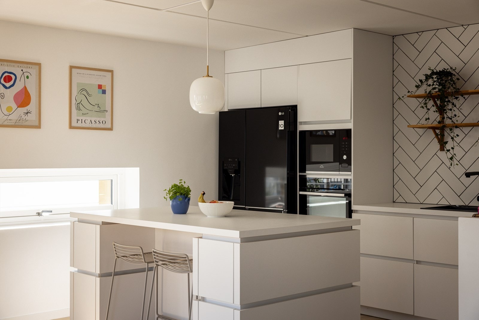 Boligen har et rålekkert og påkostet kjøkken fra 2020 med kjøkkenøy som både gir en finn inndeling av soner og ekstra skap/benkeplass! Galleribilde