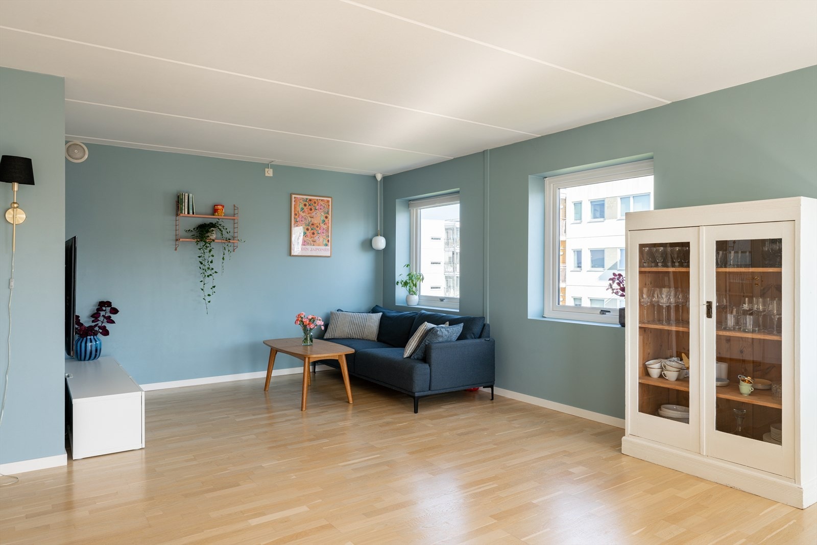 En sjeldent stor stue med god plass til stor sofa med tilhørende møblement. Galleribilde