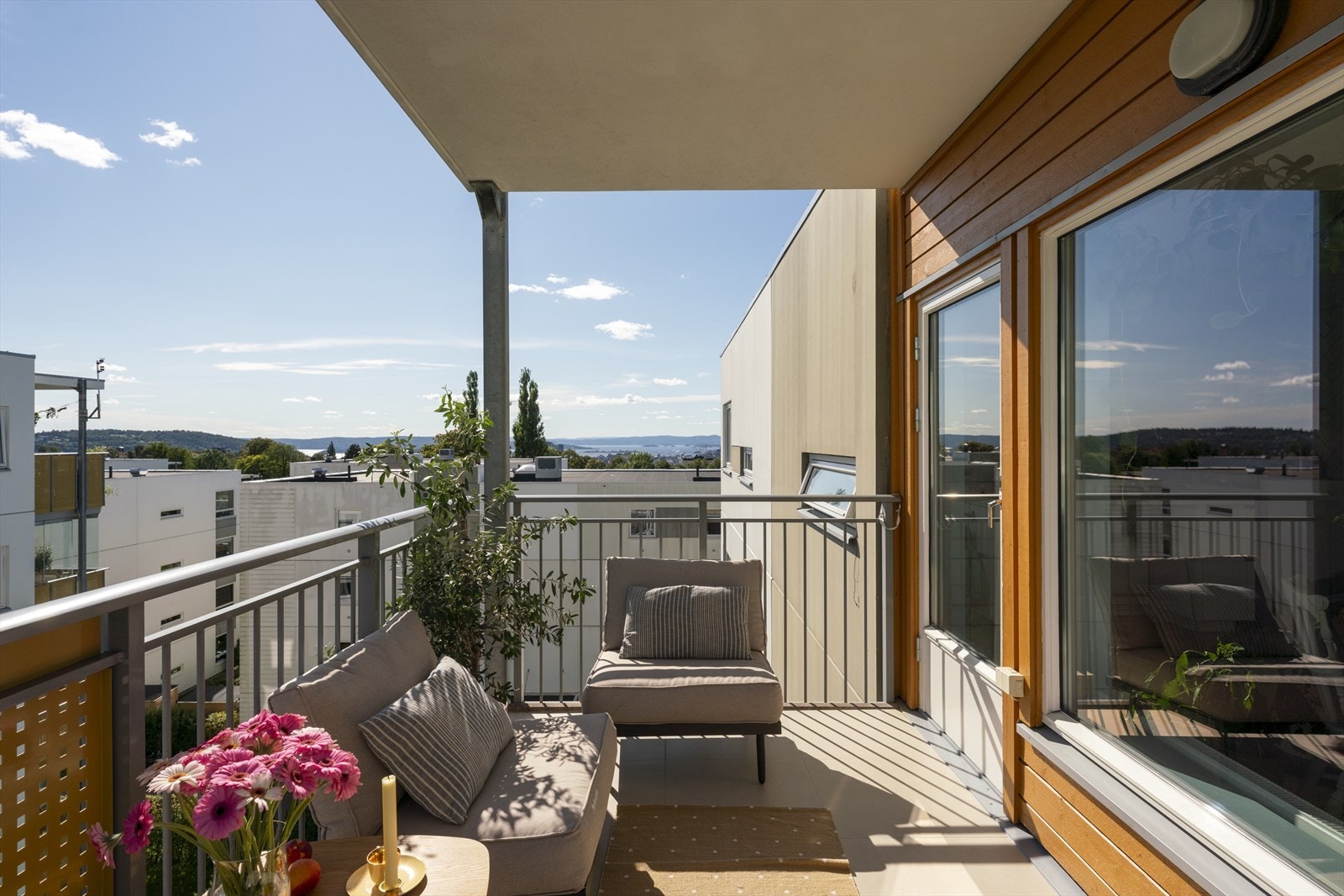 Det er god plass til sofagruppe, solstoler i tillegg til en spiseplass og grill sånn at sommermiddagene kan nytes ute. Galleribilde