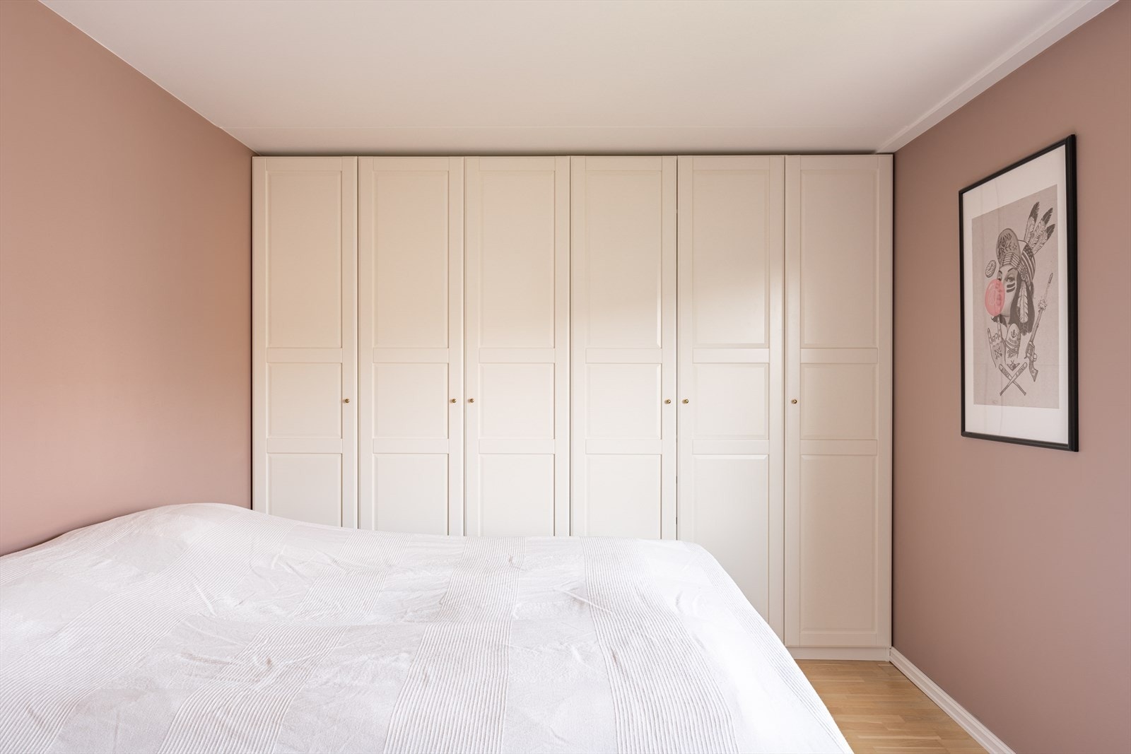 Det er montert et stort garderobeskap med god plass for oppbevaring av tøy og diverse. Galleribilde