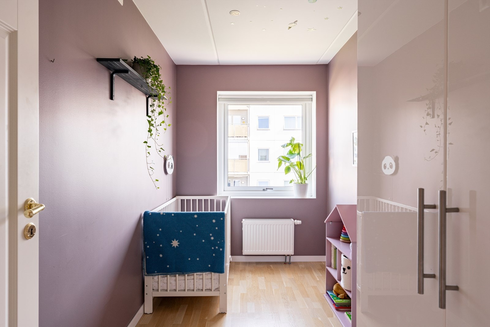 Soverom 3 benyttes som barnerom og har god plass til seng samt garderobeskap for oppbevaring. Galleribilde