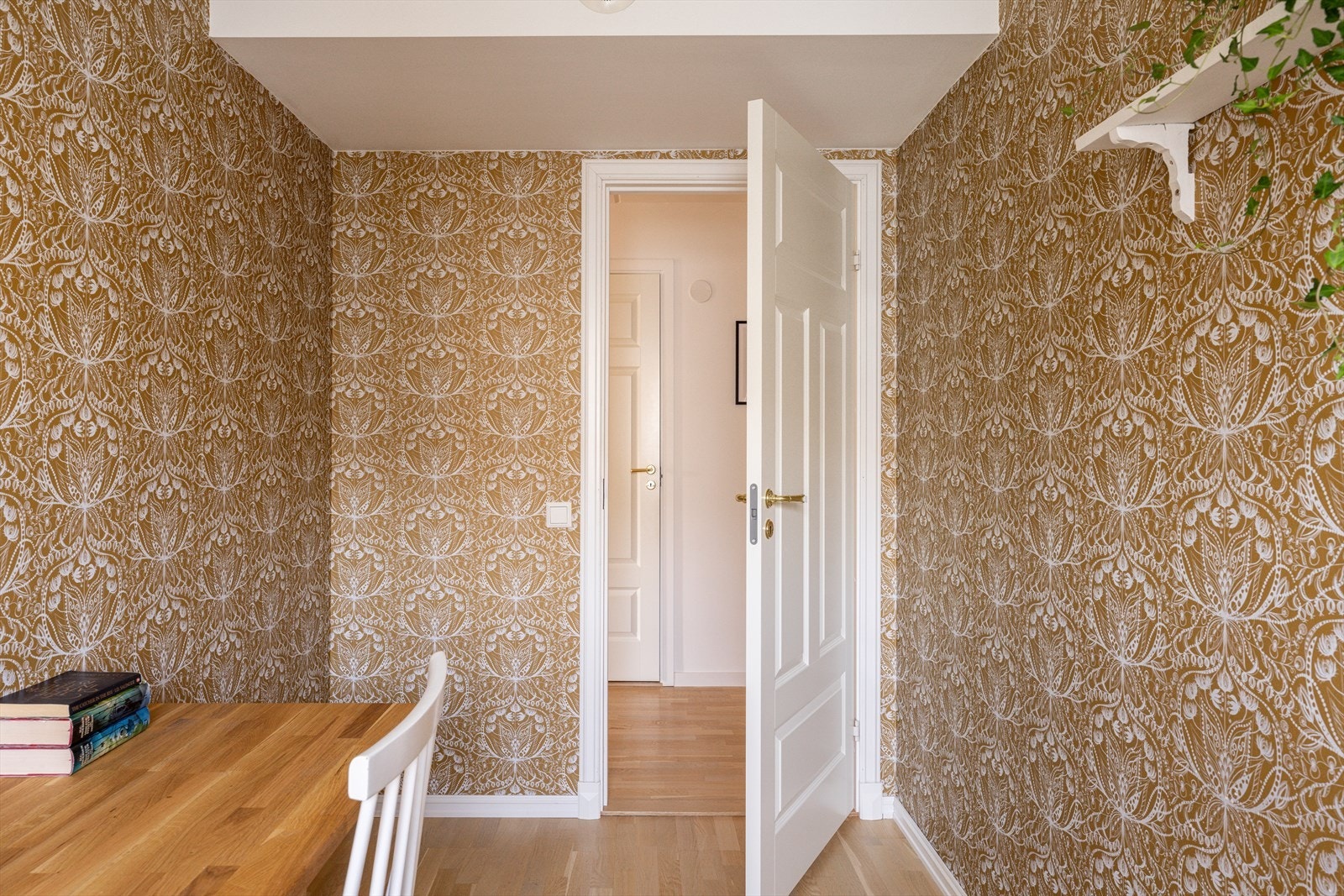 Boligen har solide og profilerte dører med messing håndtak som gir et lekkert preg. Galleribilde