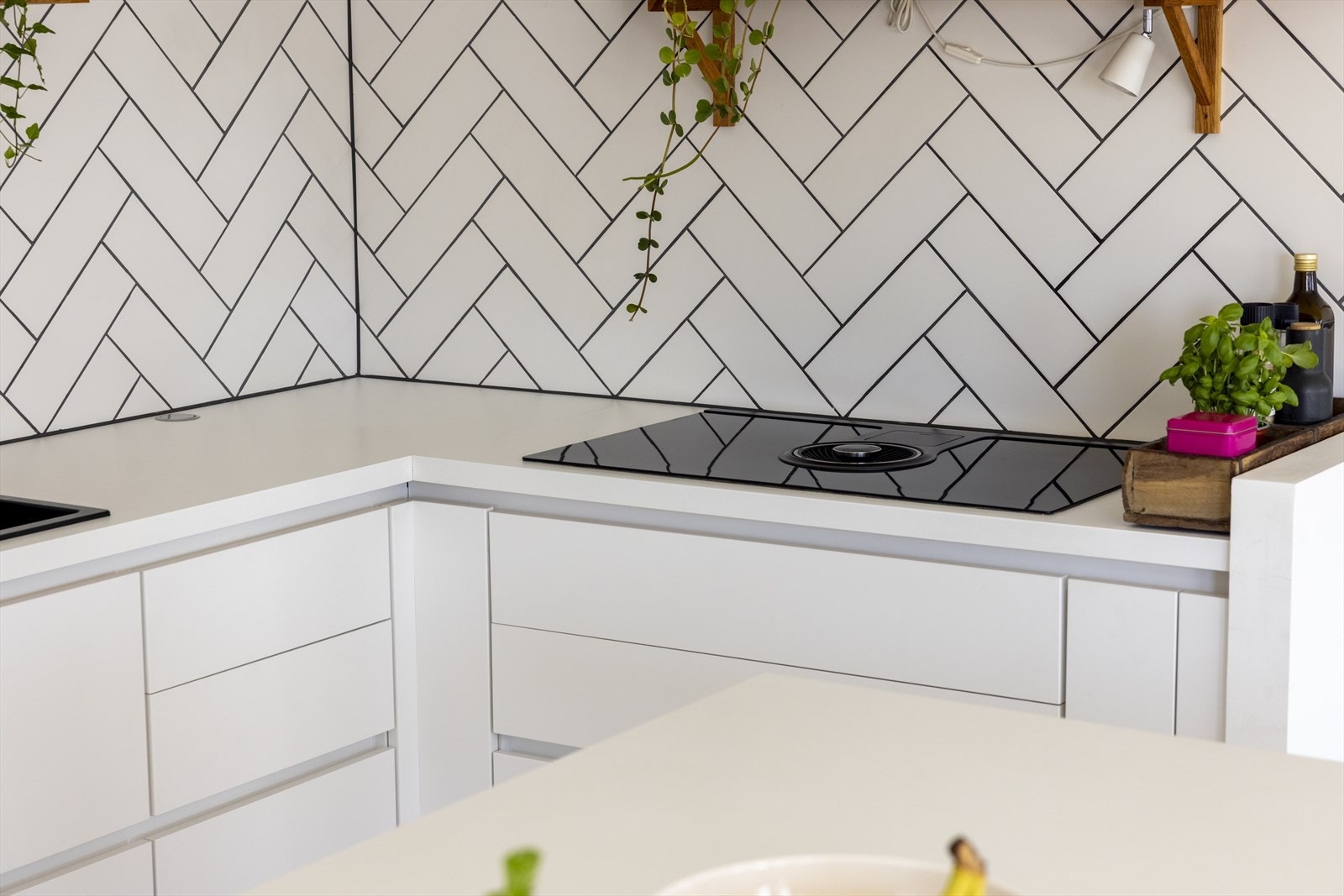 Ventilatoren er enkel å vaske samt at den trekker godt! Stilfullt uttrykk på kjøkkenet med flislagte overflater, delvis uten overskap. Dette gir en åpen og fin atmosfære. Galleribilde