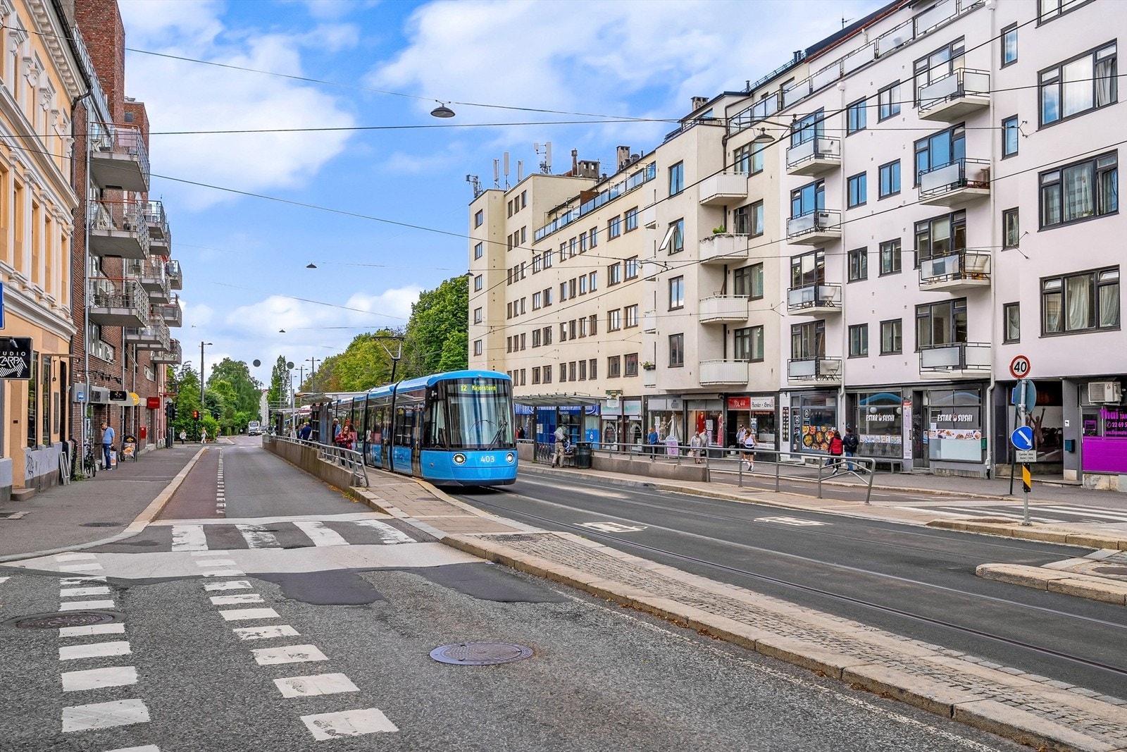 Det er buss og trikkeholdeplass like nedenfor ved stoppestedet Frogner Stadion. Galleribilde