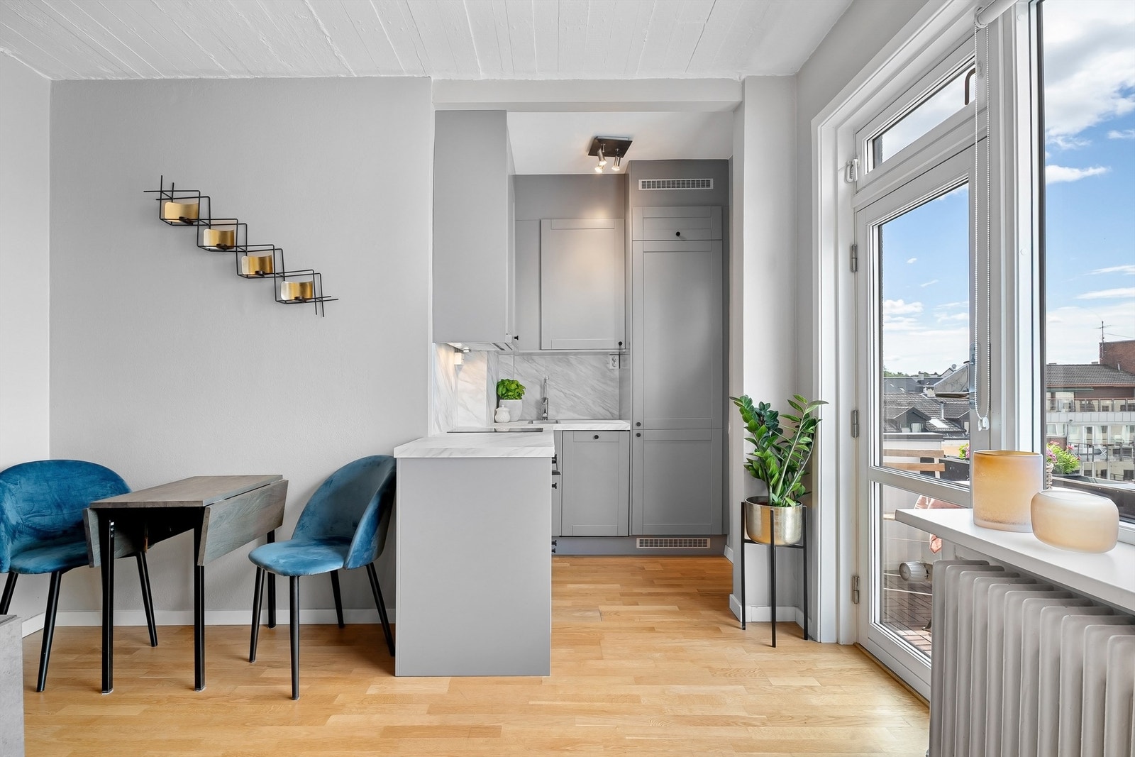 Åpen kjøkkenløsning mot stue som gir leiligheten et sosialt preg. Galleribilde