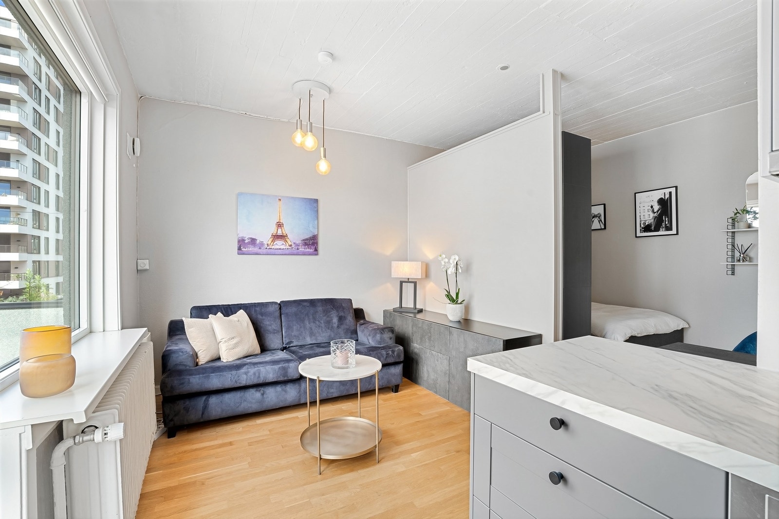 Leiligheten har en god romfølelse med stue og sovesone adskilt. Galleribilde