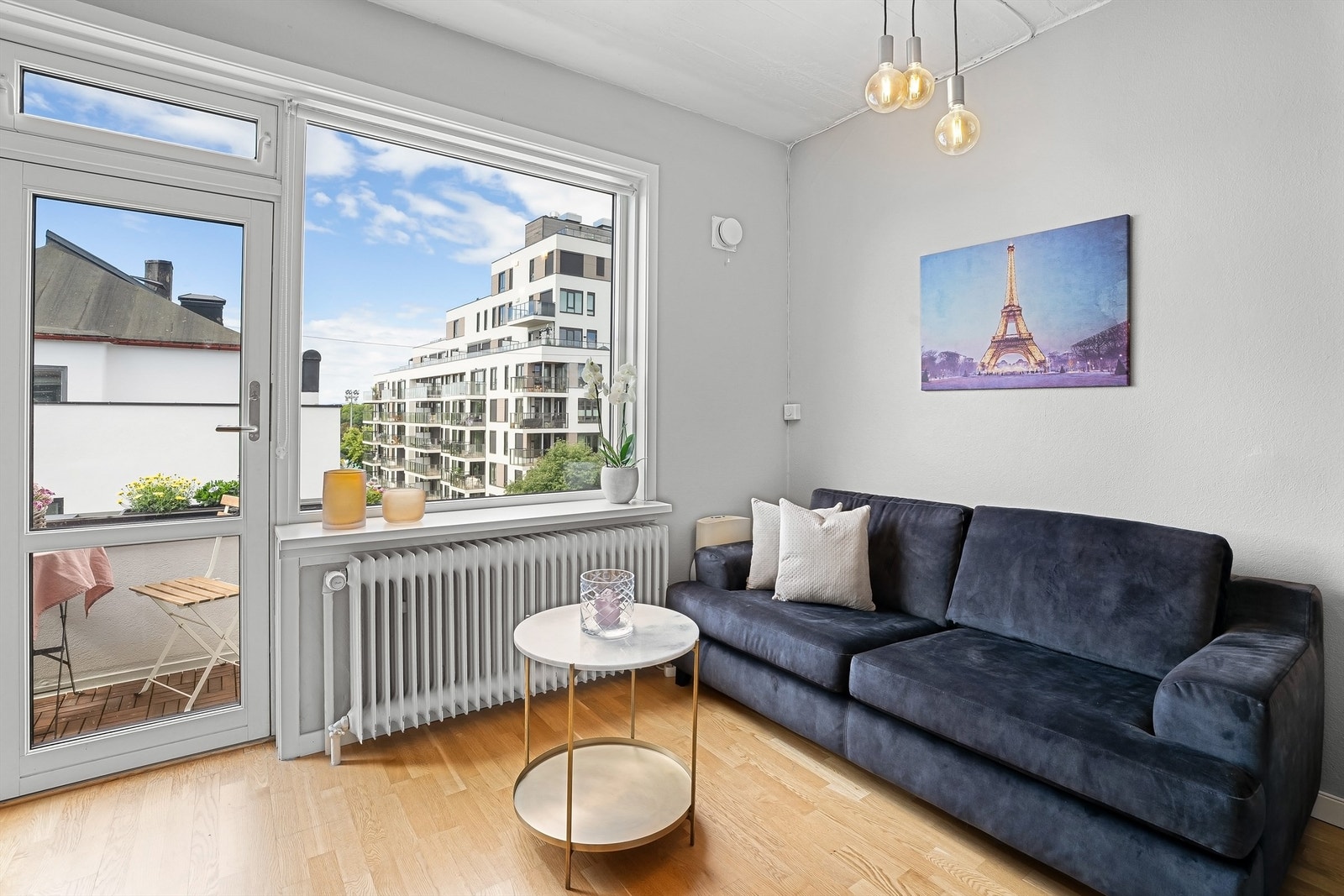 Store vindusflater som sikrer rikelig med naturlig lys til rommet. Galleribilde