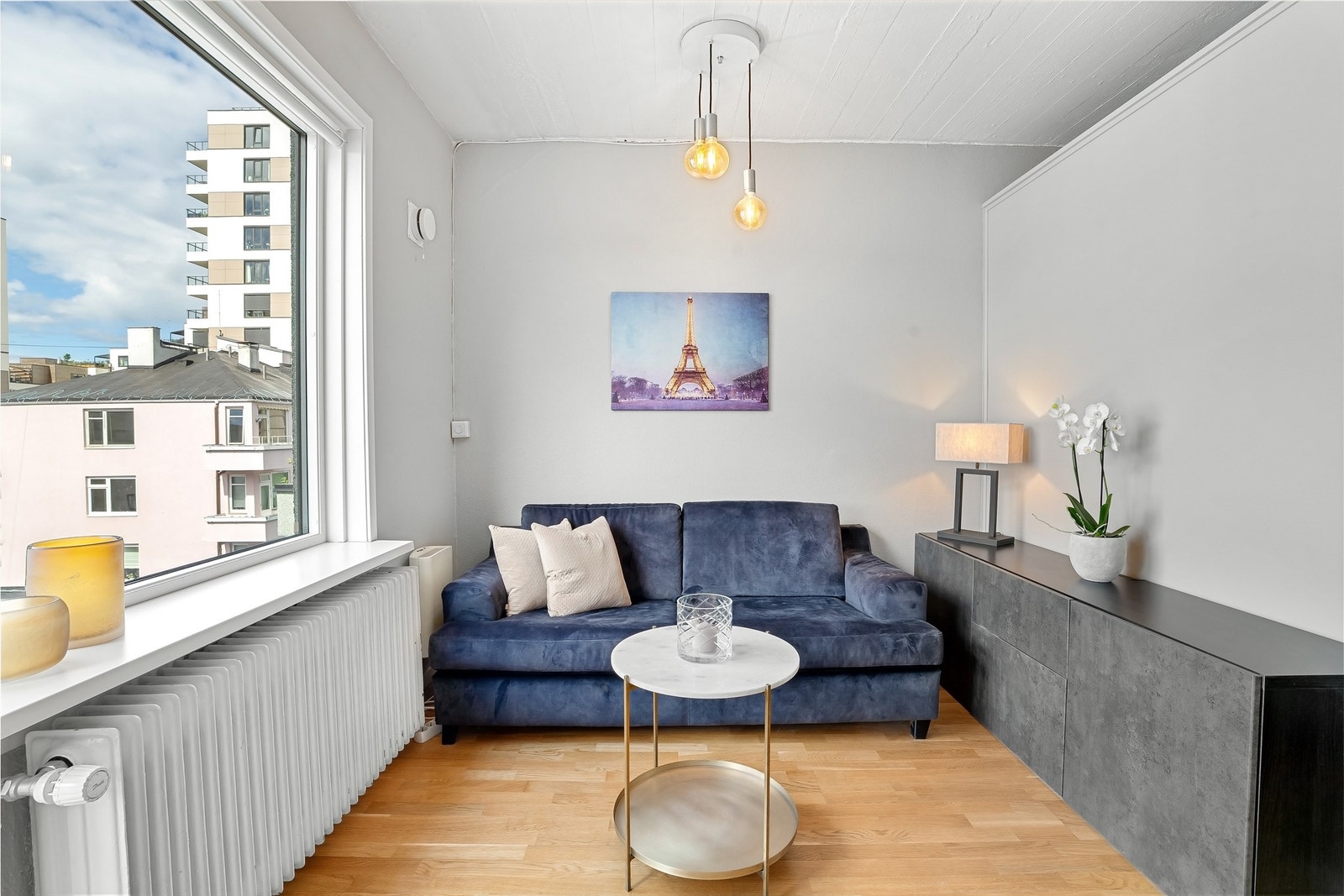 Stuen har god plass til sofagruppe med tilhørende salongbord. Galleribilde