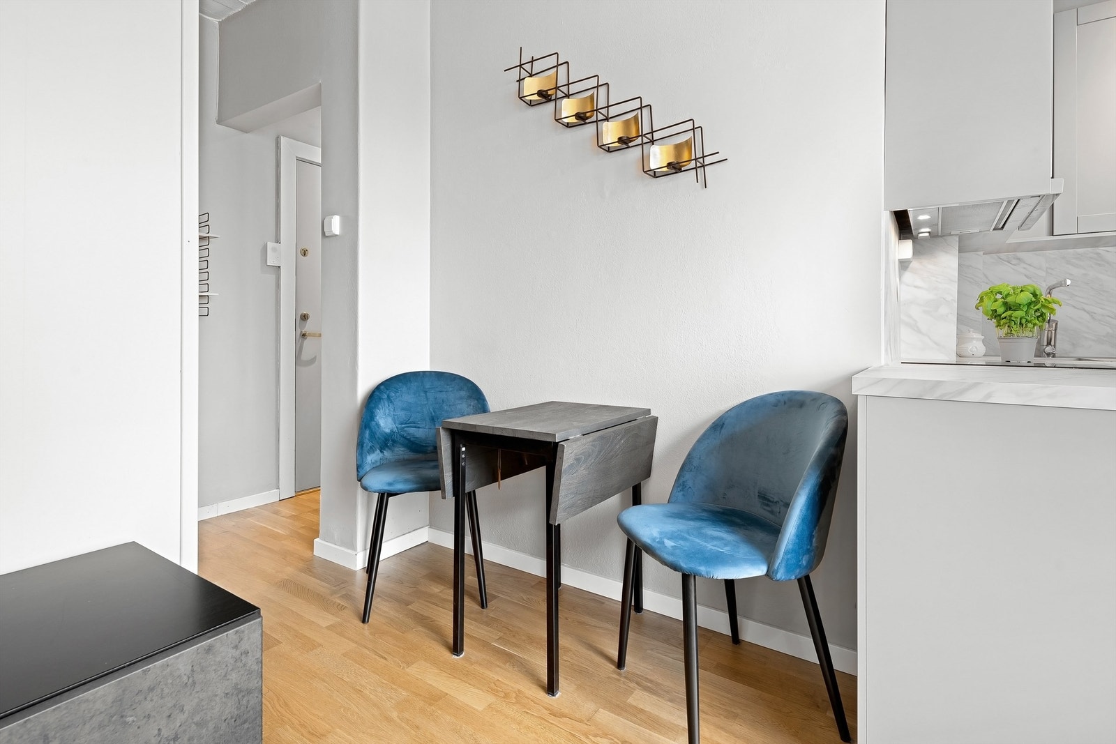 Naturlig plassering til hyggelig spisebord. Galleribilde