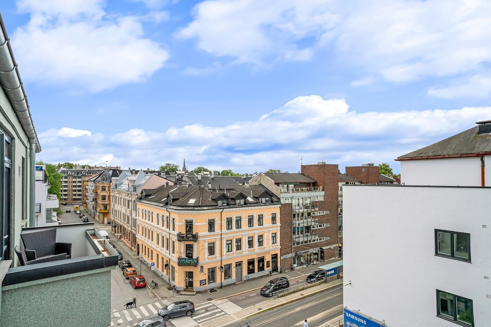 Beliggende i 6.etasje med flott utsikt over de frodige bygårdene på Majorstuen. Galleribilde