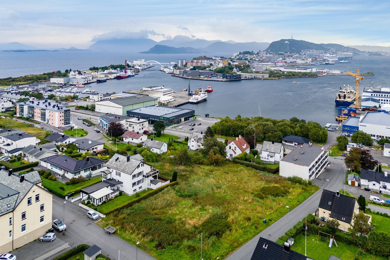 Dronebilde av tomten og nærmiljøet Galleribilde