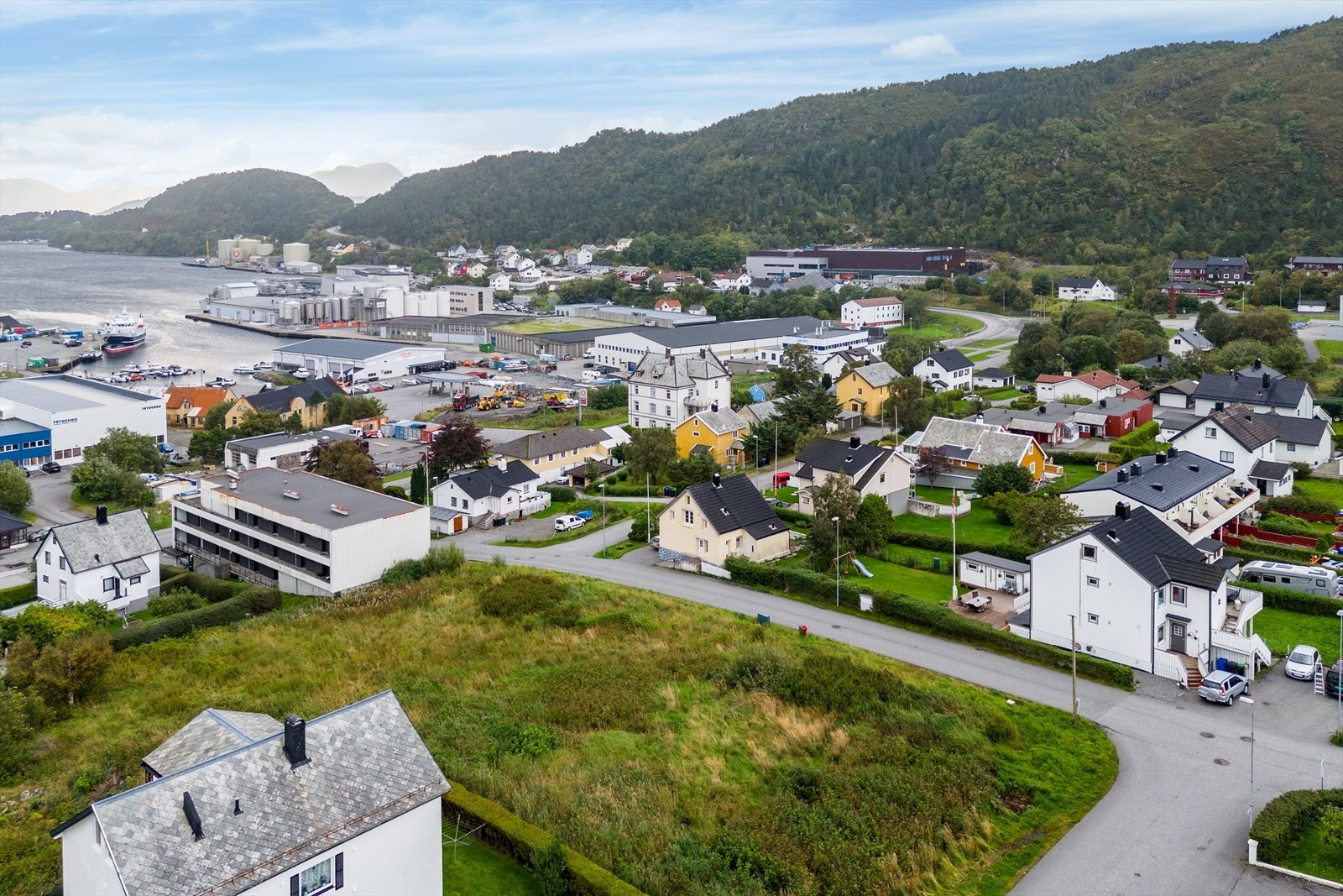 Det er også kort avstand til idrettsanlegg, bussholdeplass samt flotte turmuligheter Galleribilde