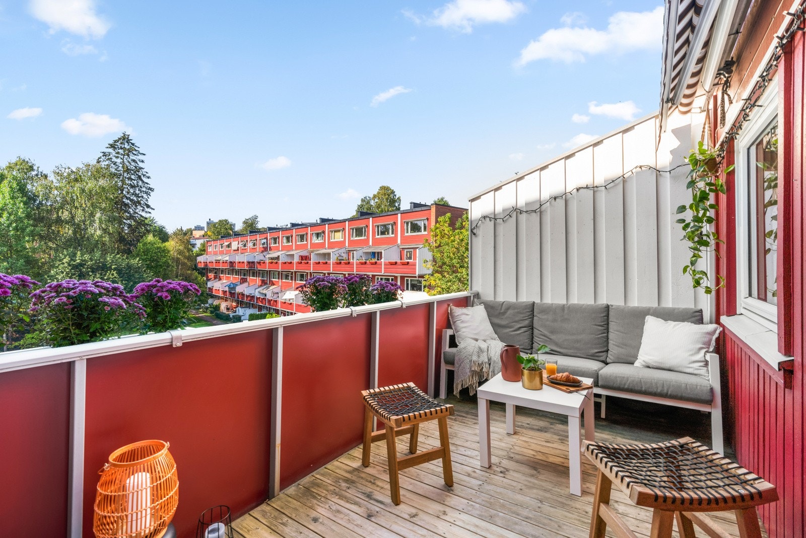 Kjøkkenet har direkte utgang til den solrike balkongen som gir gode muligheter for å nyte middagene ute på fine sommerdager. Galleribilde