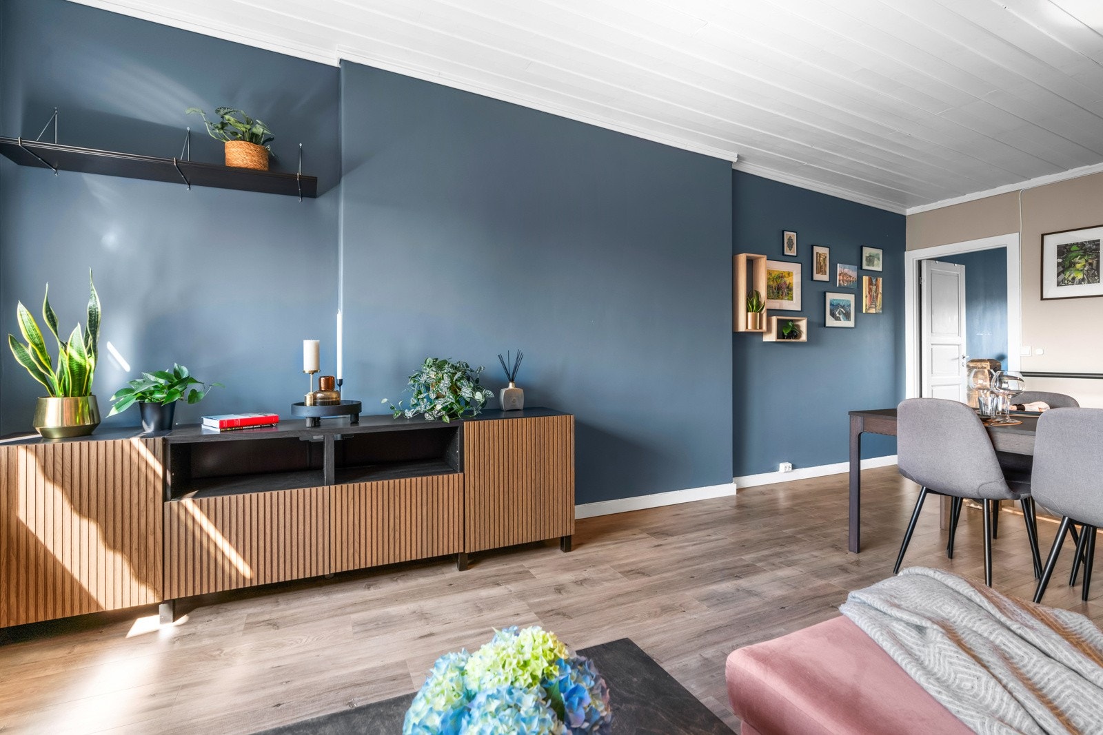 Stuen har god plass til romslige sofa- og medieløsninger samt eget spisebord. Galleribilde