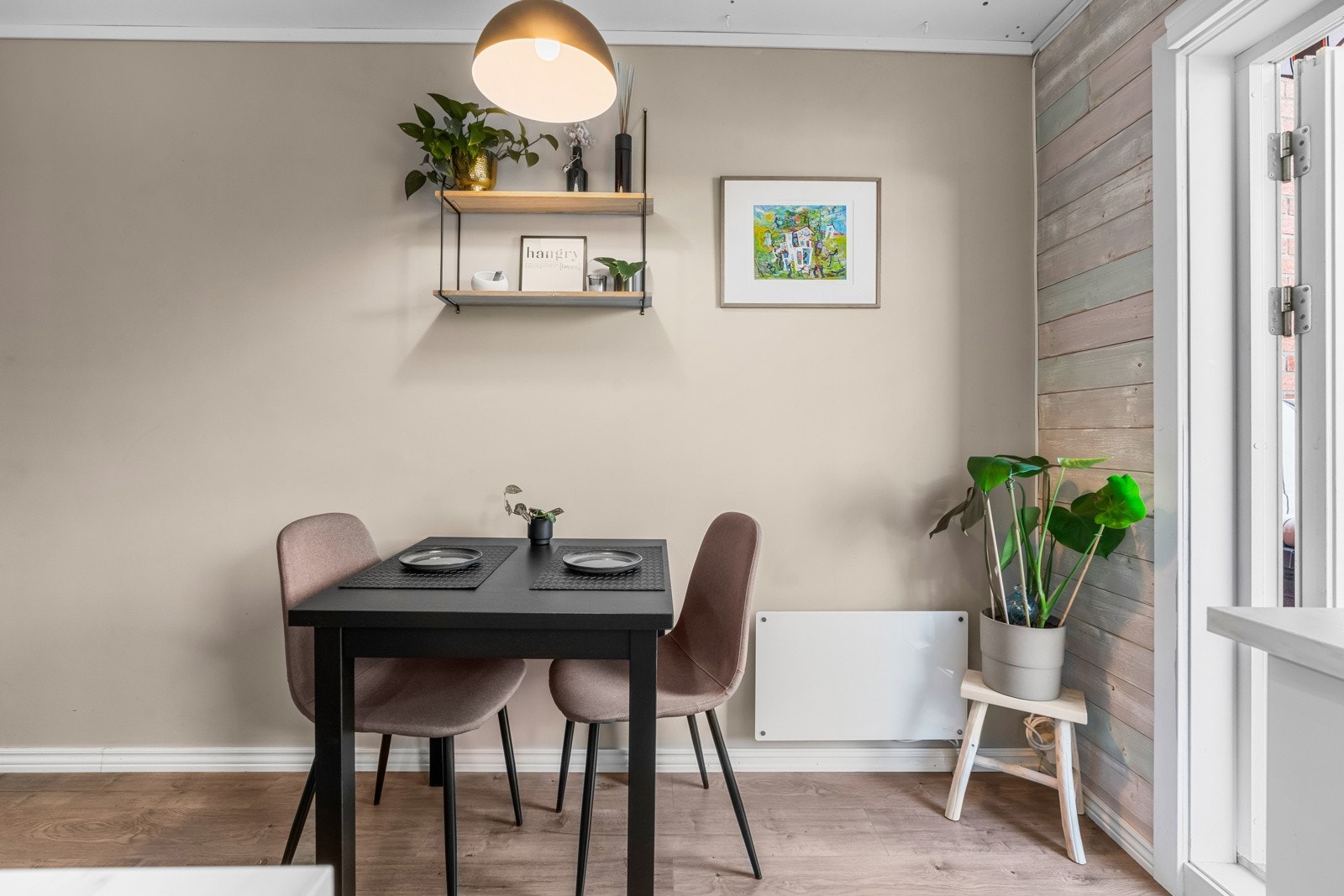 Plass til eget spisebord ved kjøkkenet. Galleribilde