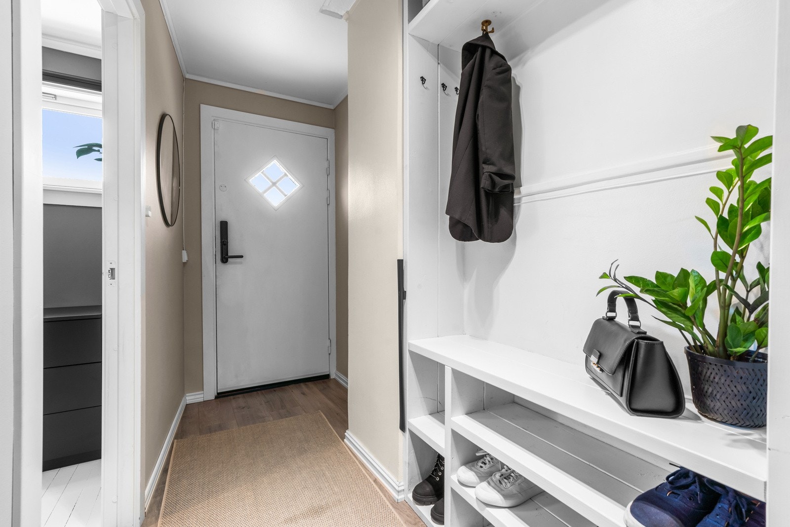 Gode løsninger for oppbevaring av ytterbekledningen din i åpne garderobeløsninger, i tillegg til at det er godt med oppbevaringsplass videre innover i leiligheten. Galleribilde