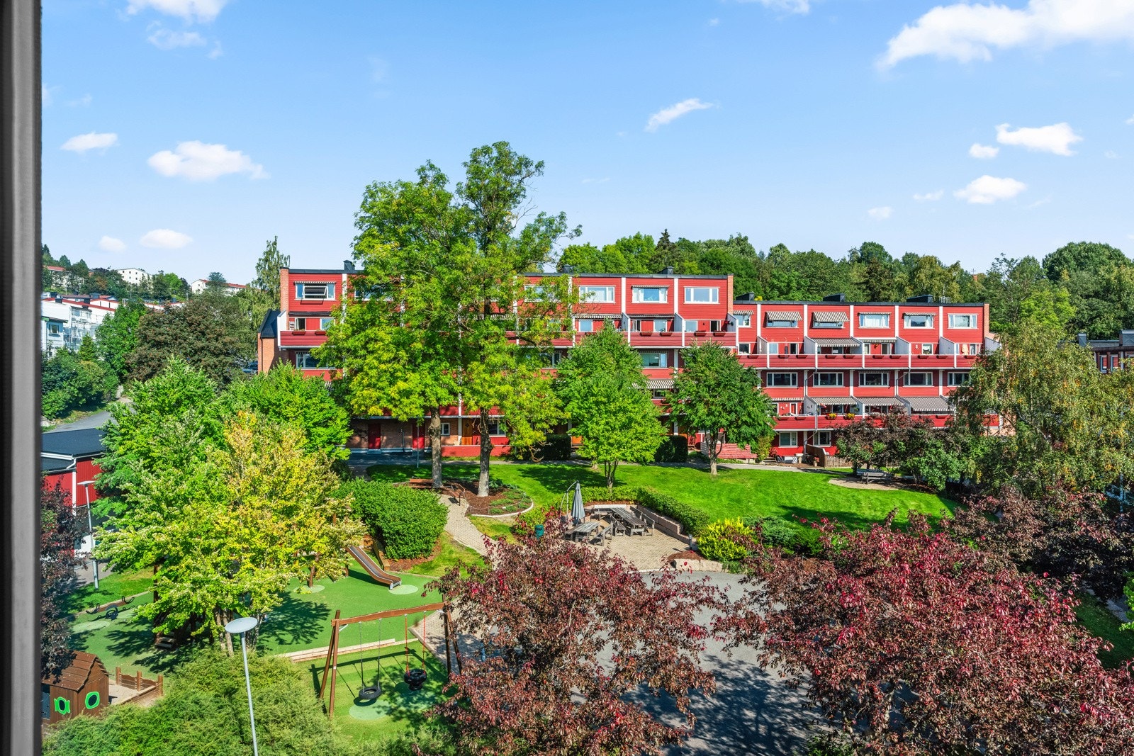 Borettslaget er hyggelig veldrevet med flotte, parkmessige fellesarealer. Galleribilde