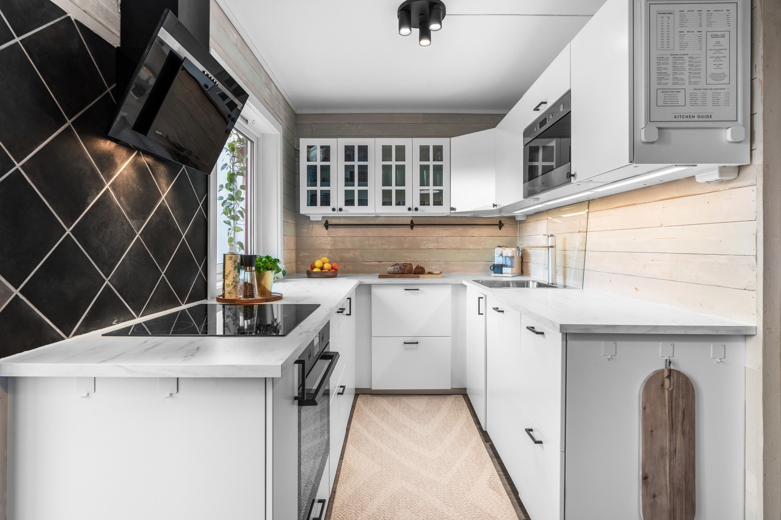 Utelukkende integrerte hvitevarer som induksjonsplatetopp, stekeovn, mikrobølgeovn, oppvaskmaskin og kjøl/fryseskap i egen nisjé Galleribilde