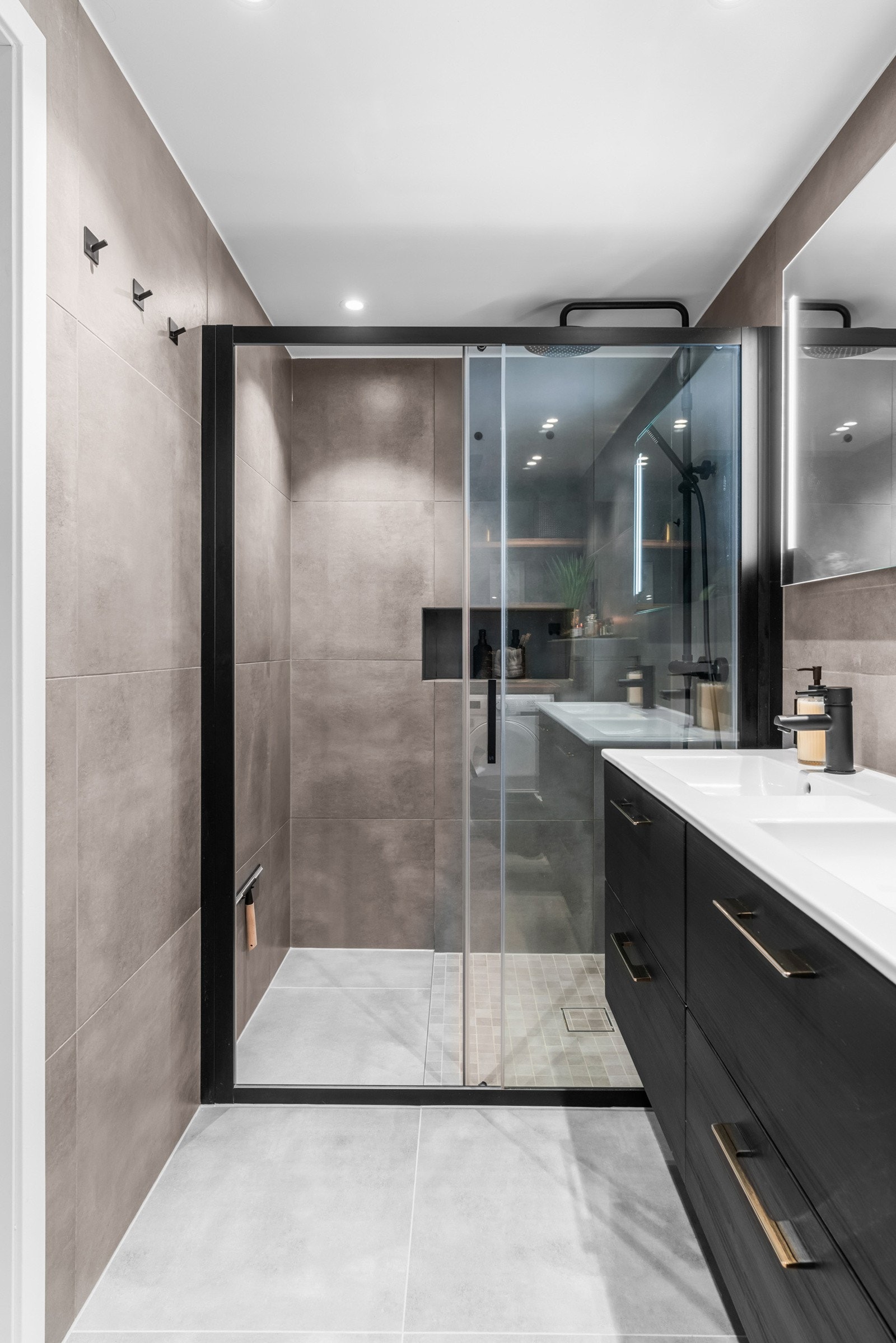 Moderne dusjhjørne med glassdør og regnfallsdusj. Galleribilde