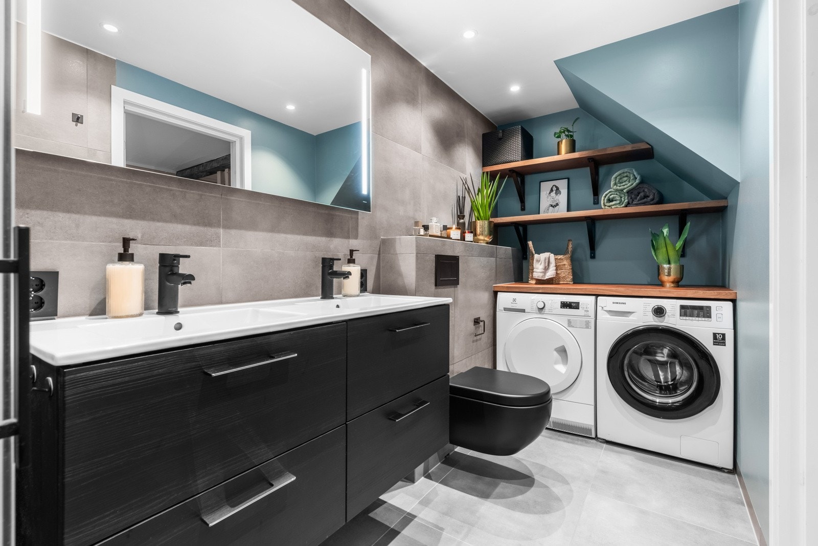 Det er av romslig størrelse med god plass til vaskemasking og tørketrommel i motsatt ende av dusjsonen. Galleribilde