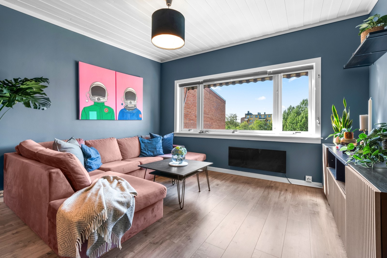 Det er valgt nydelige farger på alle overflater som gir en lun og varm følelse. Store vindusflater og en gjennomgående planløsning gir rikelig med lysinnslipp. Galleribilde