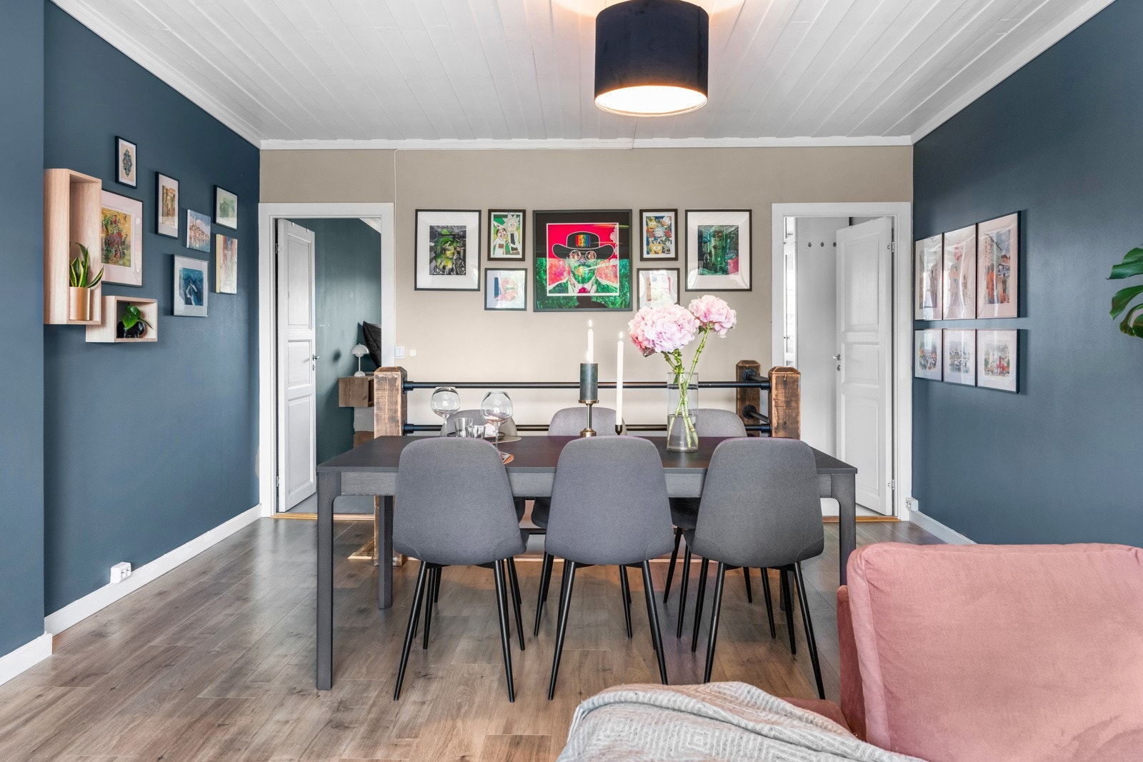 Her er det god plass til å samle venner og bekjente til hyggelige middager i lystige lag. Galleribilde