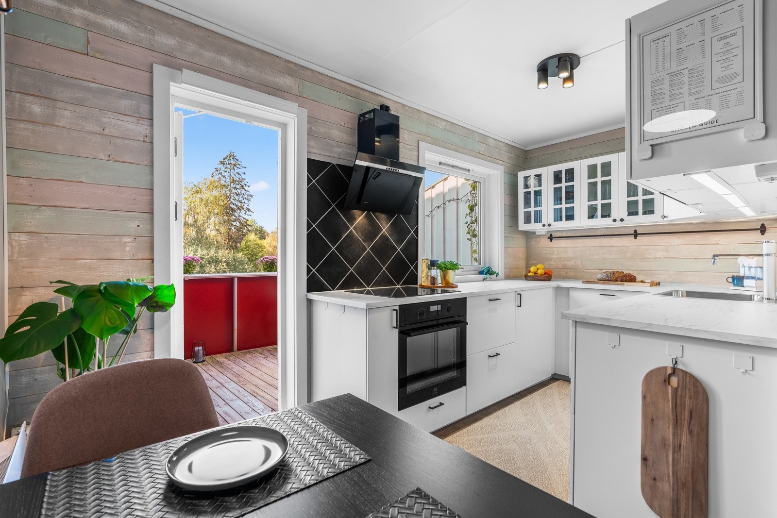 Rommet er oppusset i perioden 2015-2019 og videre oppgradert med nye fronter i 2023. Galleribilde