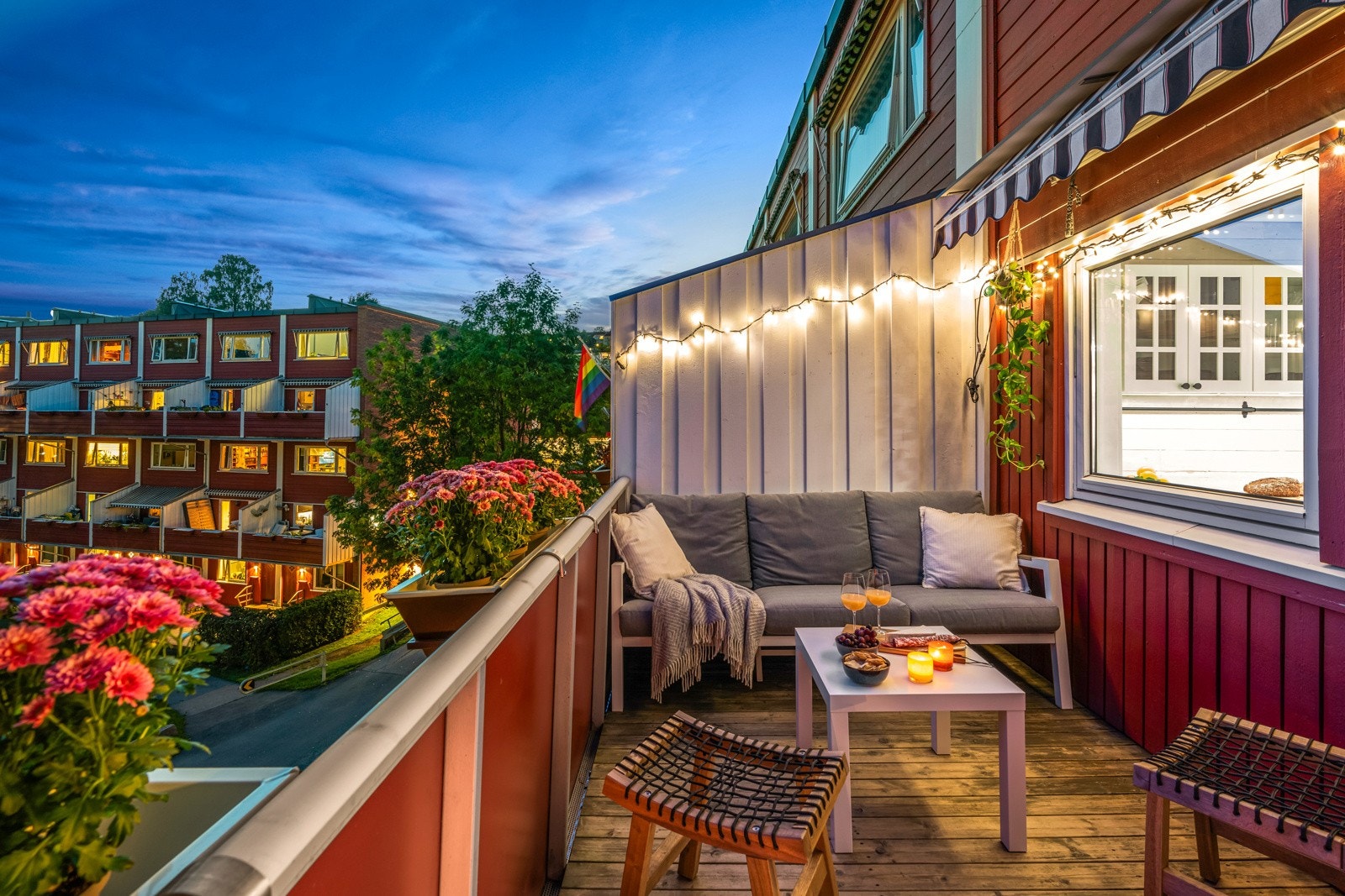 Plassen er på ca. 9 kvm så her er det god plass til utemøblement og grill. Galleribilde