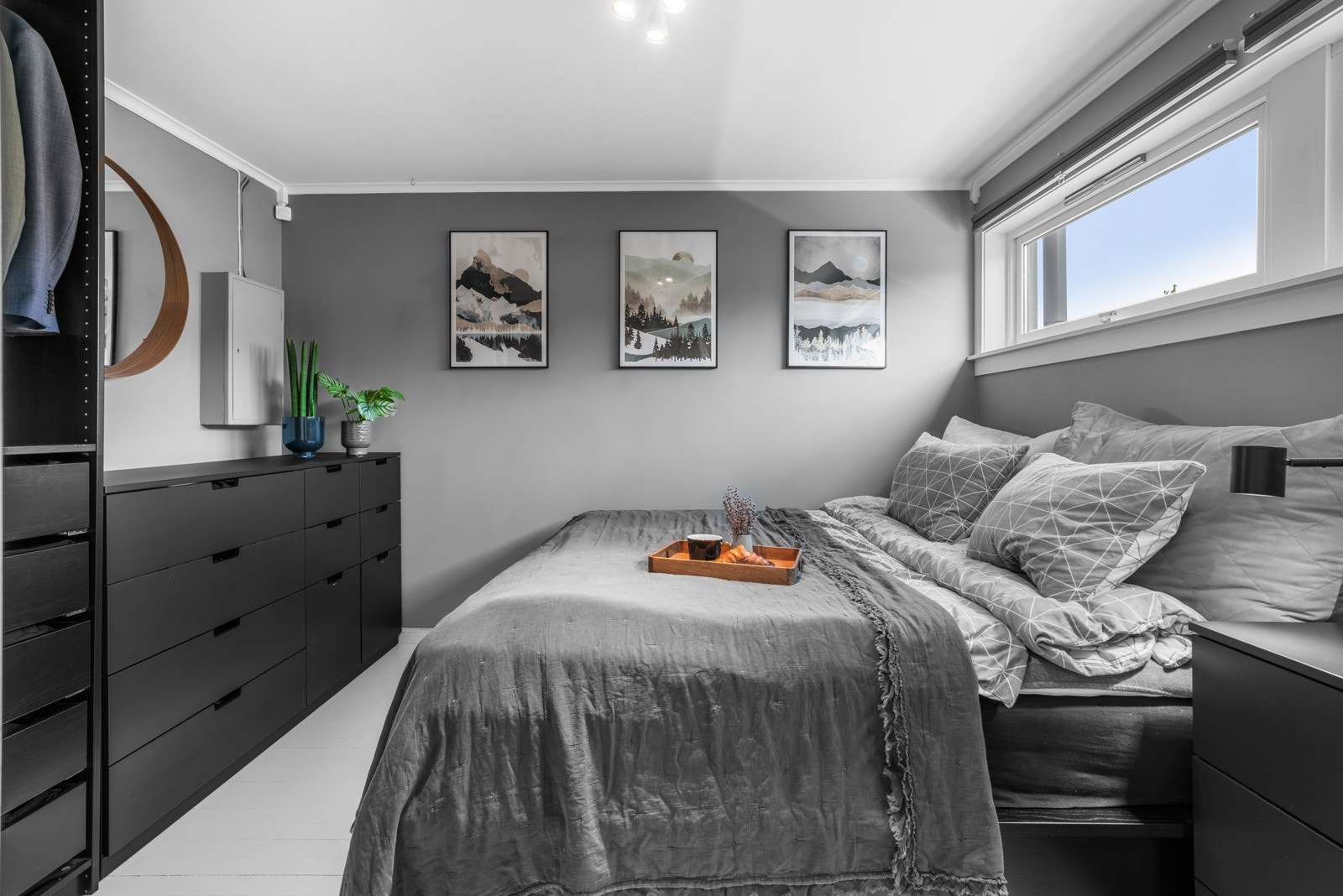 Boligen har tre koselige soverom, hvorav hovedsoverommet ligger i leilighetens 1. etasje. Dette rommet har god plass til dobbeltseng med tilhørende nattbord samt romslige garderobeløsninger. Galleribilde