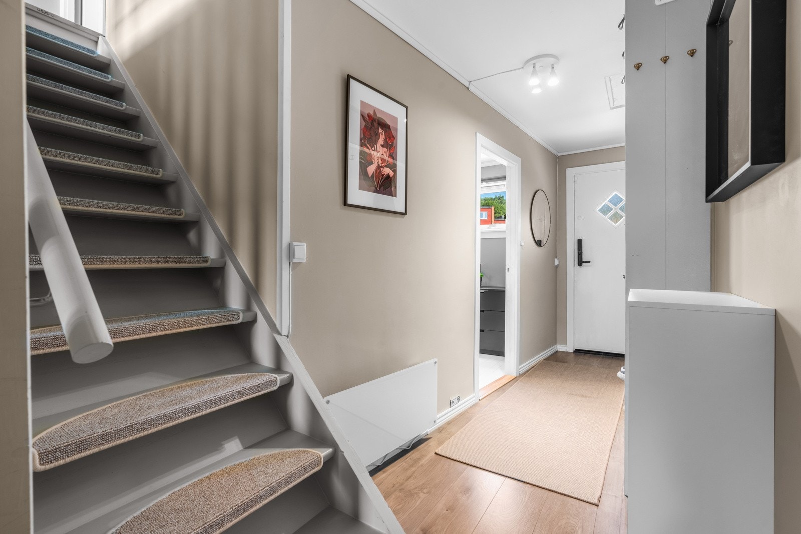 Entréen fremstår som svært innbydende og er holdt i et lunt og fint fargevalg som også er gjennomgående for resten av boligen. Galleribilde