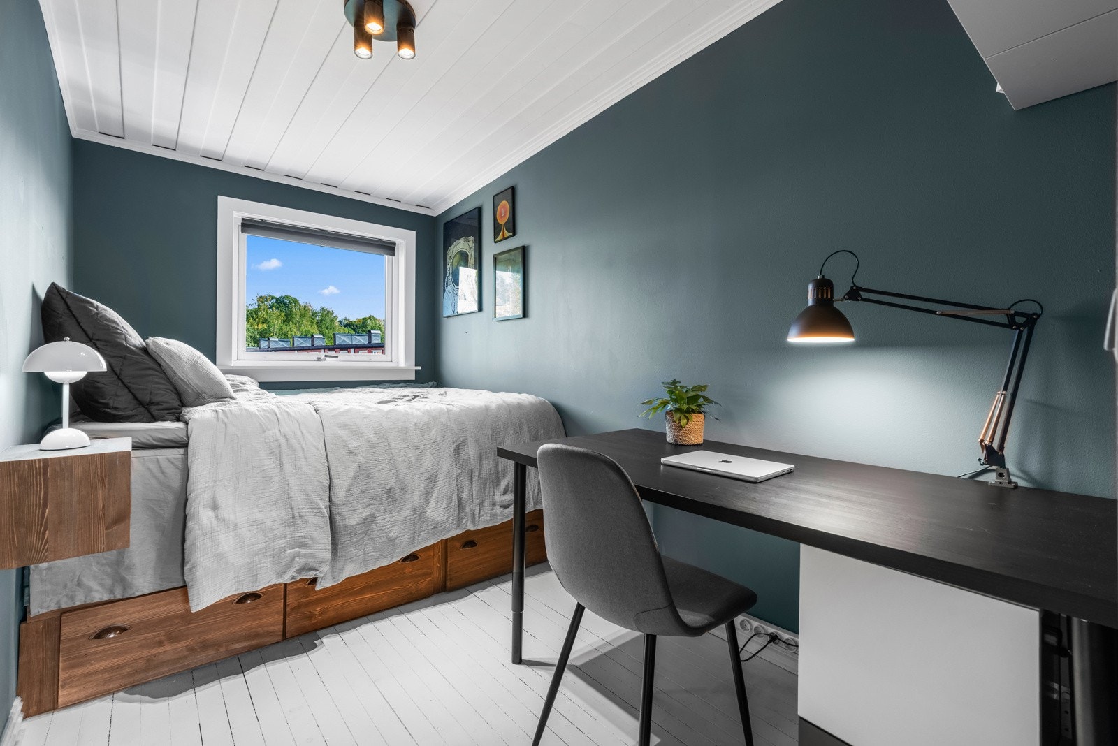 De øvrige rommene er av litt mindre størrelse, ligger i leilighetens 2. etasje og passer utmerket til barnerom, gjesterom eller hjemmekontor. Plassbygd seng som medfølger. Galleribilde