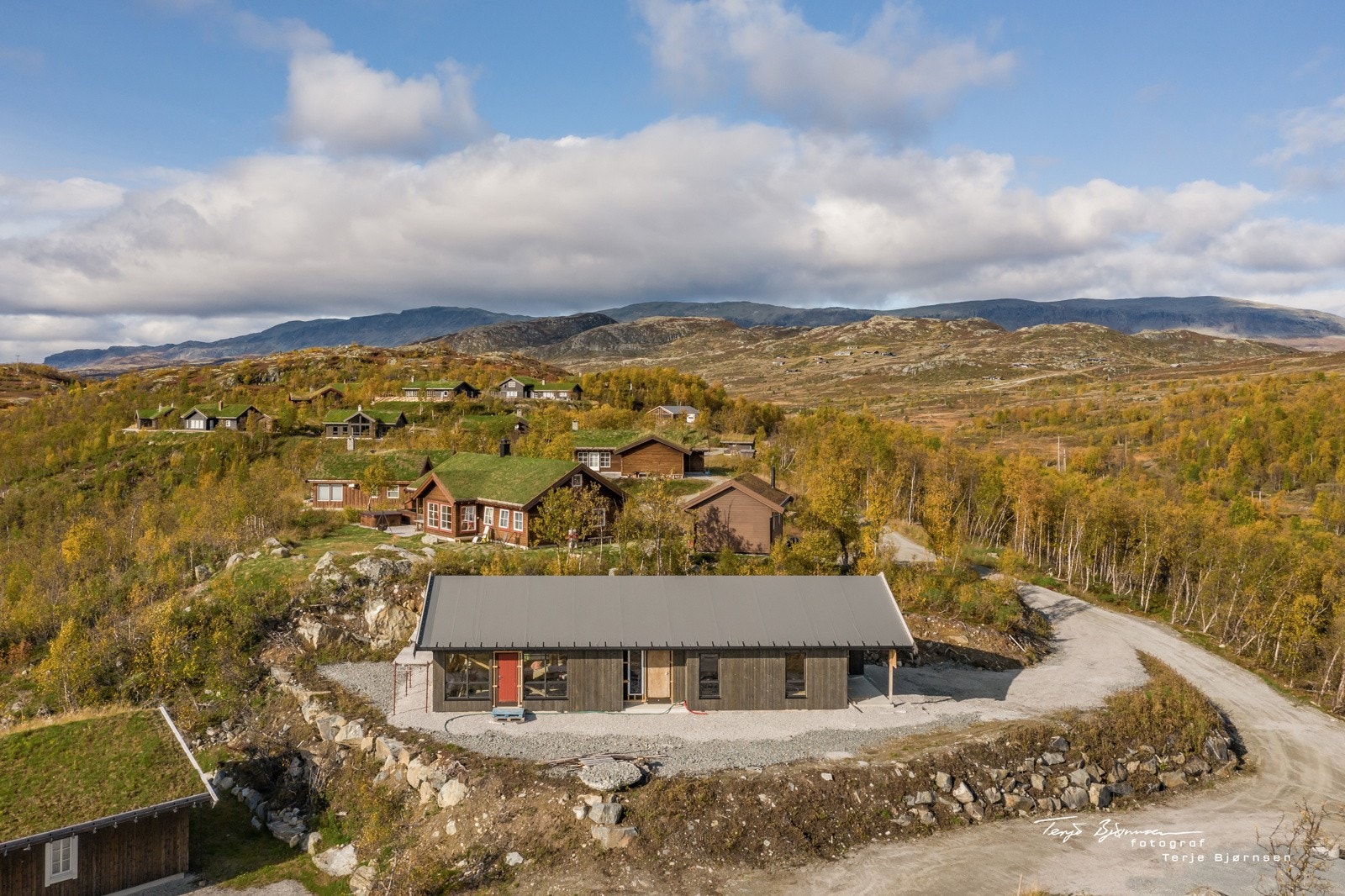 Velkommen til Tverrlie: Et lite hyttefelt helt på grensen til snaufjellet og Skarvheimen Galleribilde